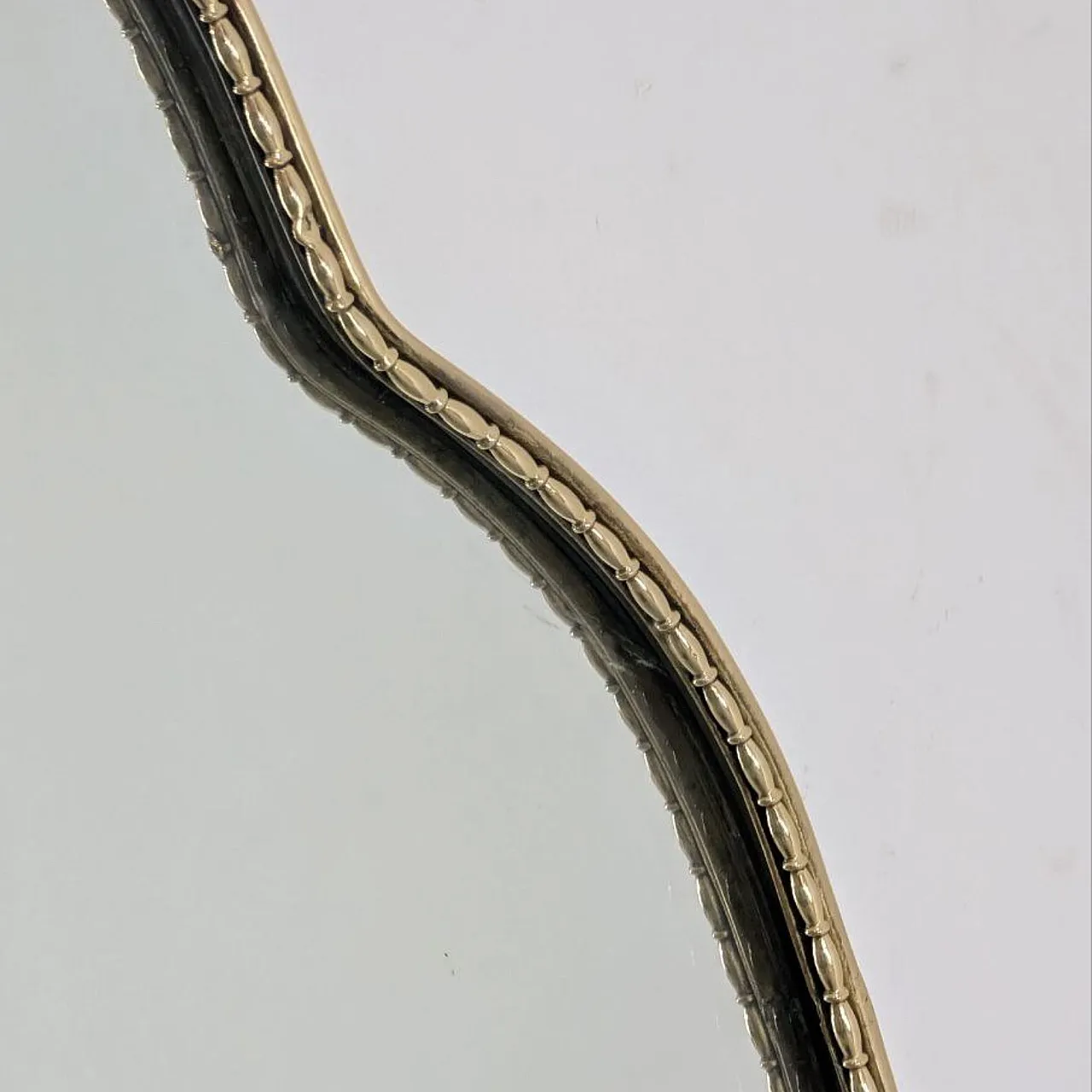 Specchio in ottone a forma di scudo stile Gio Ponti, anni ’50 2