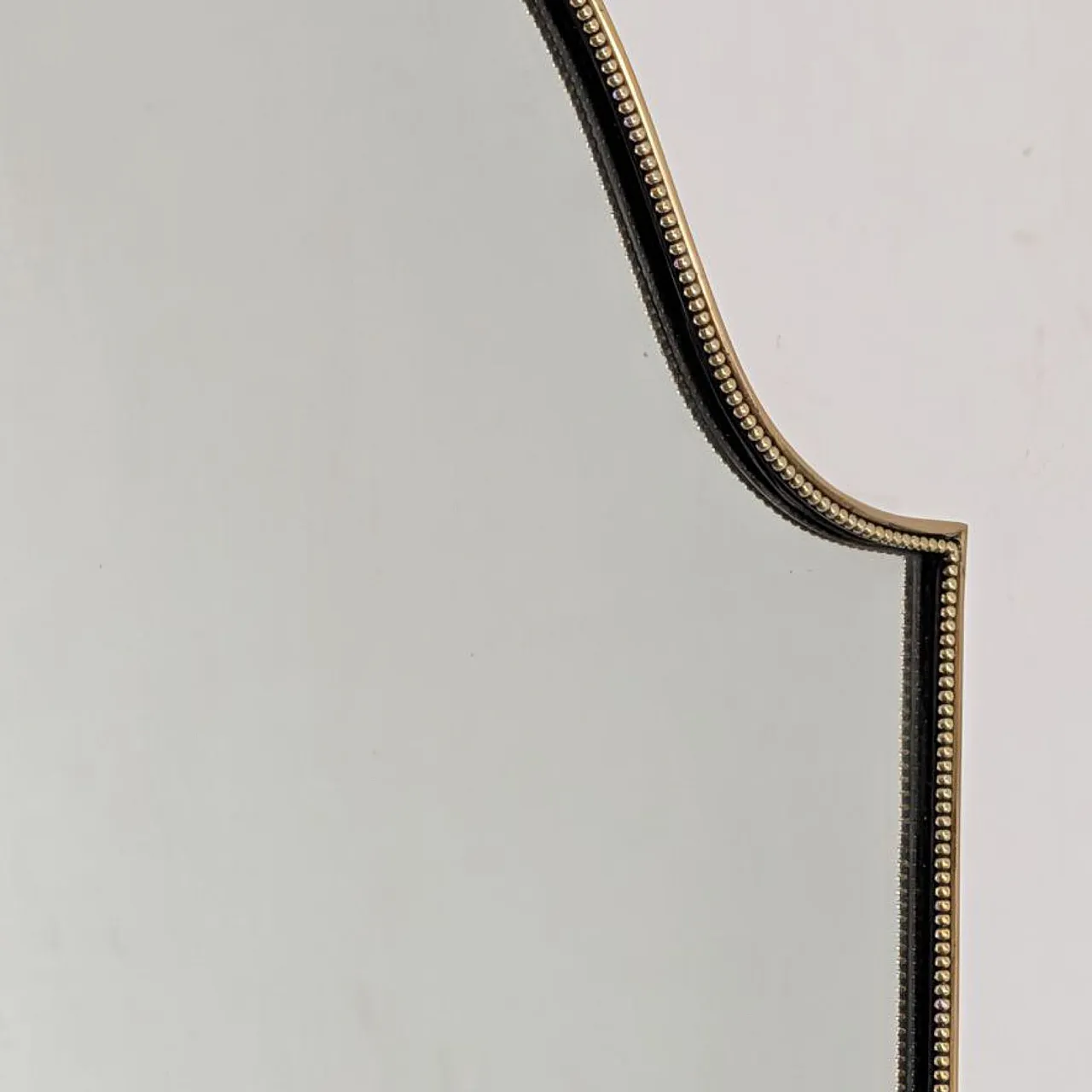 Specchio in ottone a forma di scudo stile Gio Ponti, anni ’50 4