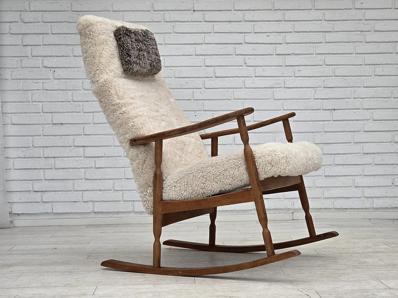 Sedia a dondolo danese, rivestita, vera pelle di pecora, anni '70 1