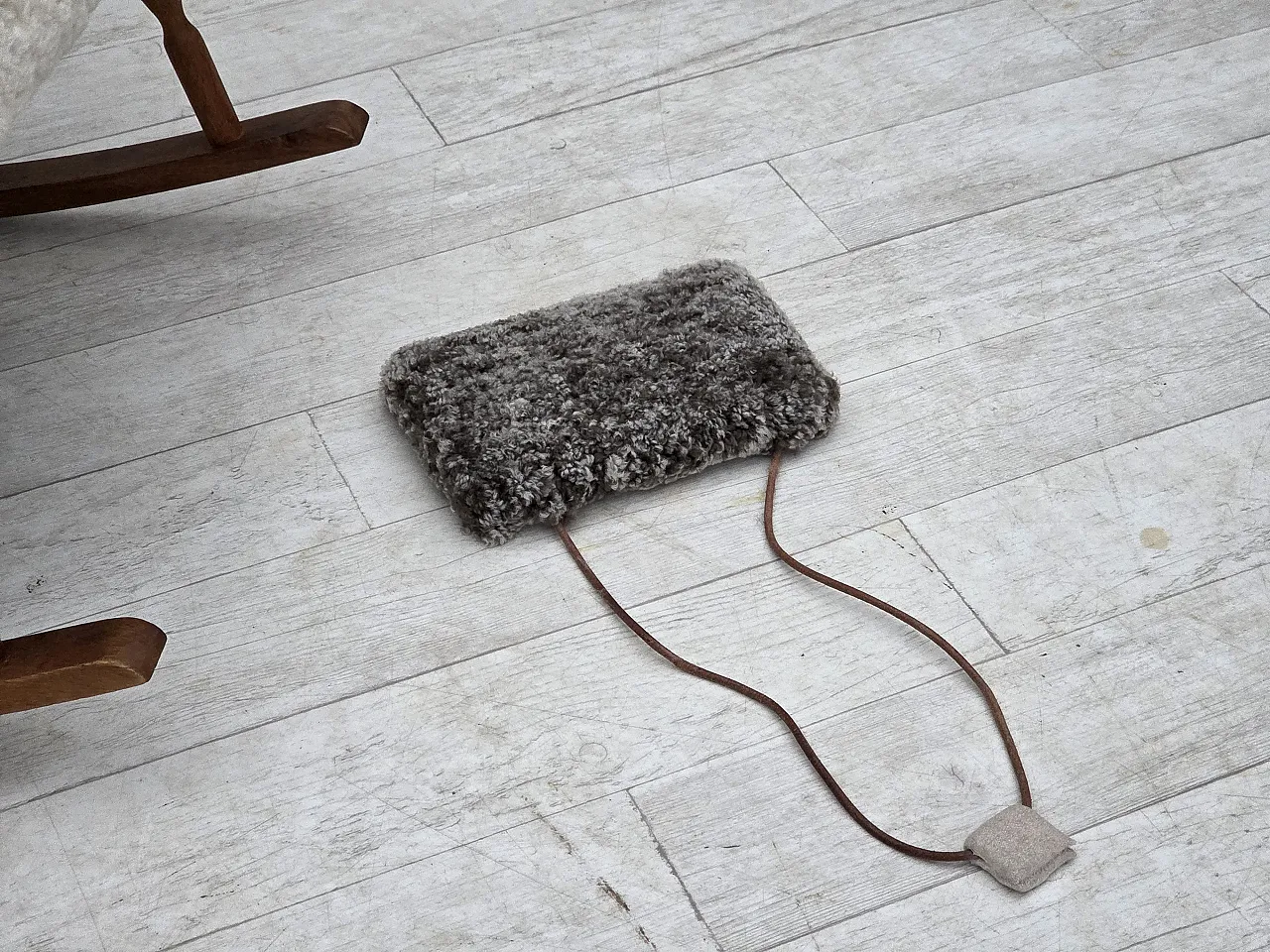 Sedia a dondolo danese, rivestita, vera pelle di pecora, anni '70 18