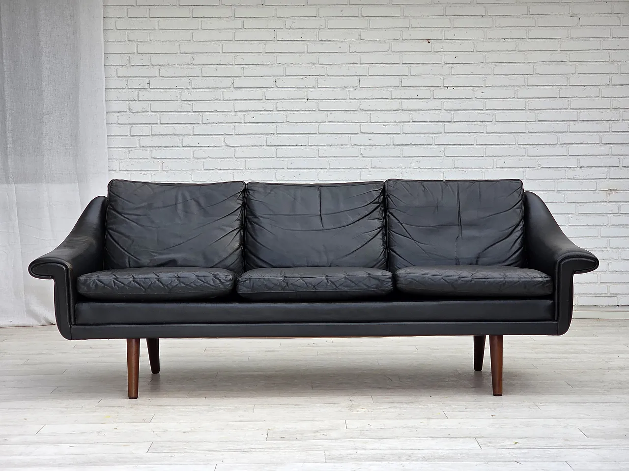 Anni '60, design danese di Aage Christensen, divano a 3 posti, pelle. 1