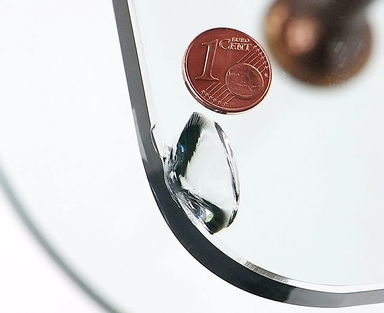 Coppia di tavolini in vetro e ottone di Fontana Arte (Attr.), anni '60 9