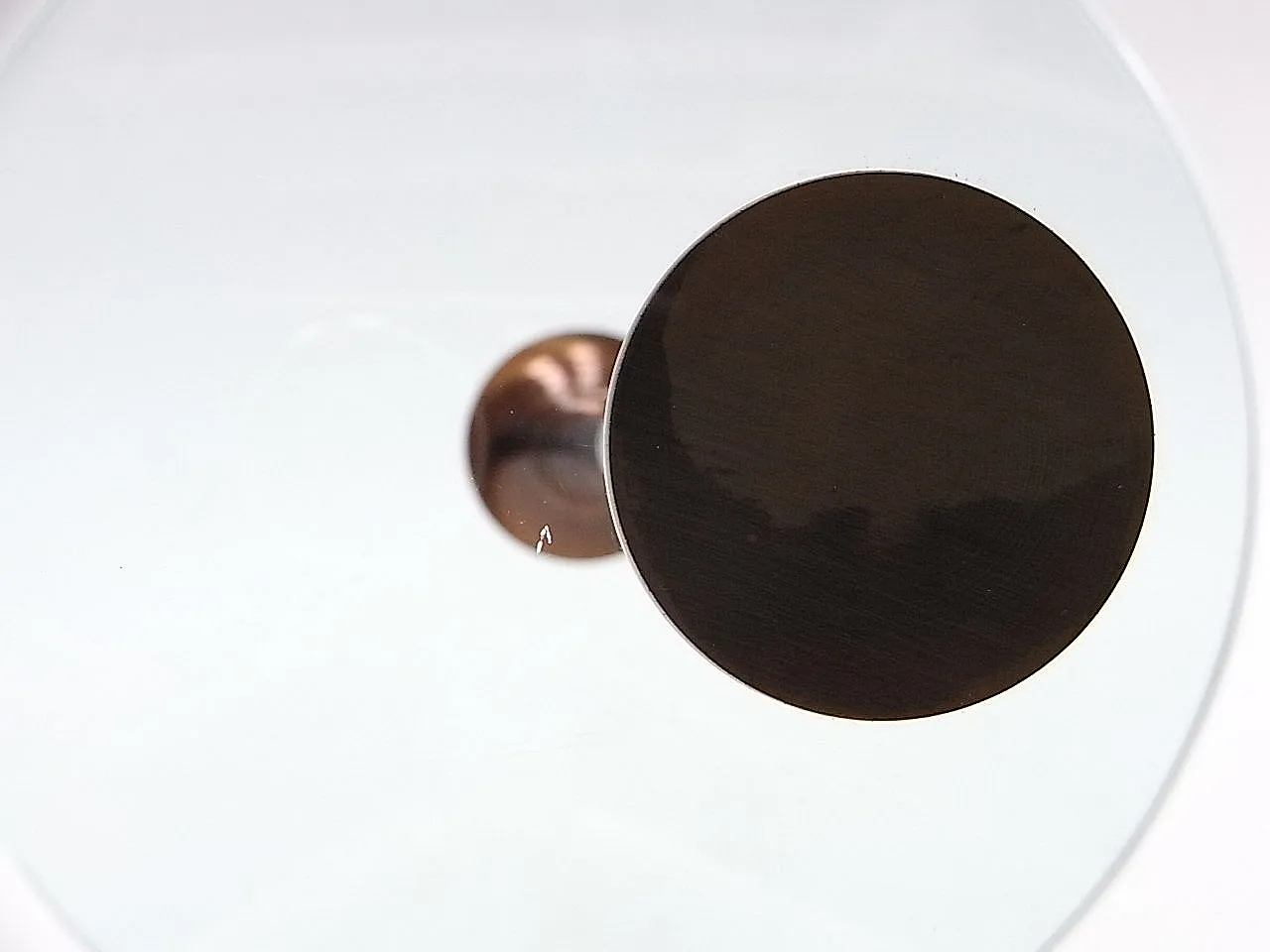 Coppia di tavolini in vetro e ottone di Fontana Arte (Attr.), anni '60 10