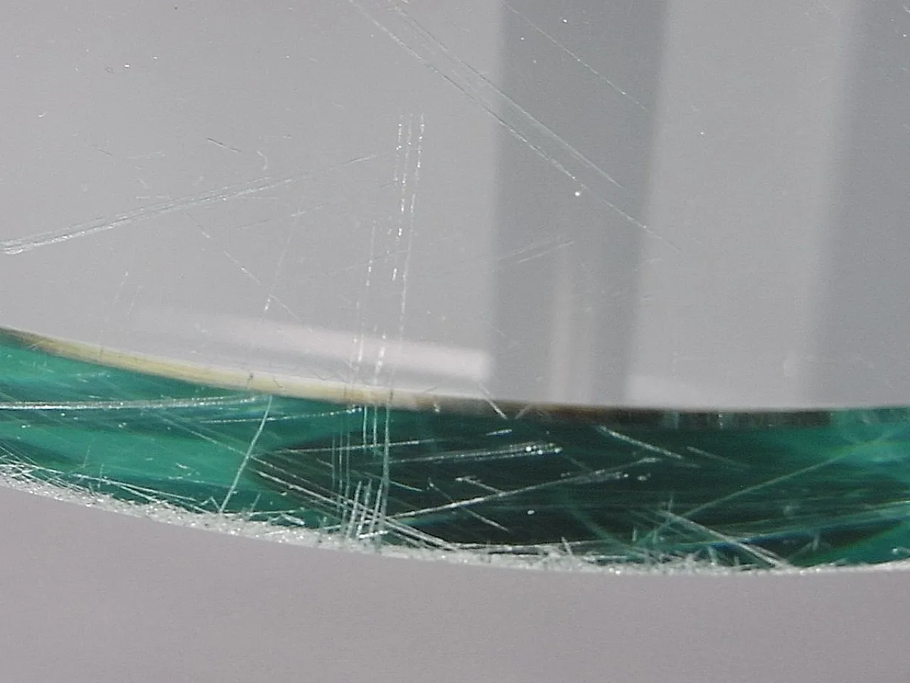 Coppia di tavolini in vetro e ottone di Fontana Arte (Attr.), anni '60 12