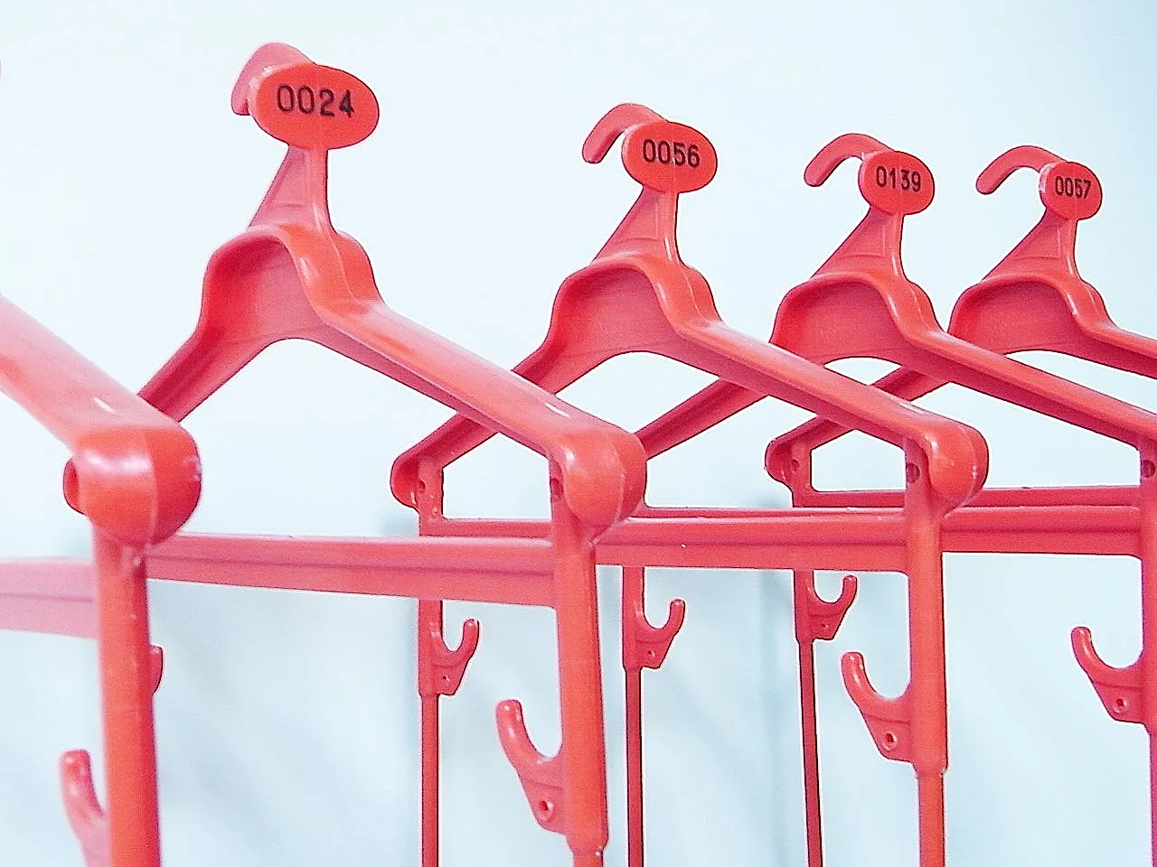 5 Appendiabiti, anni '70 6