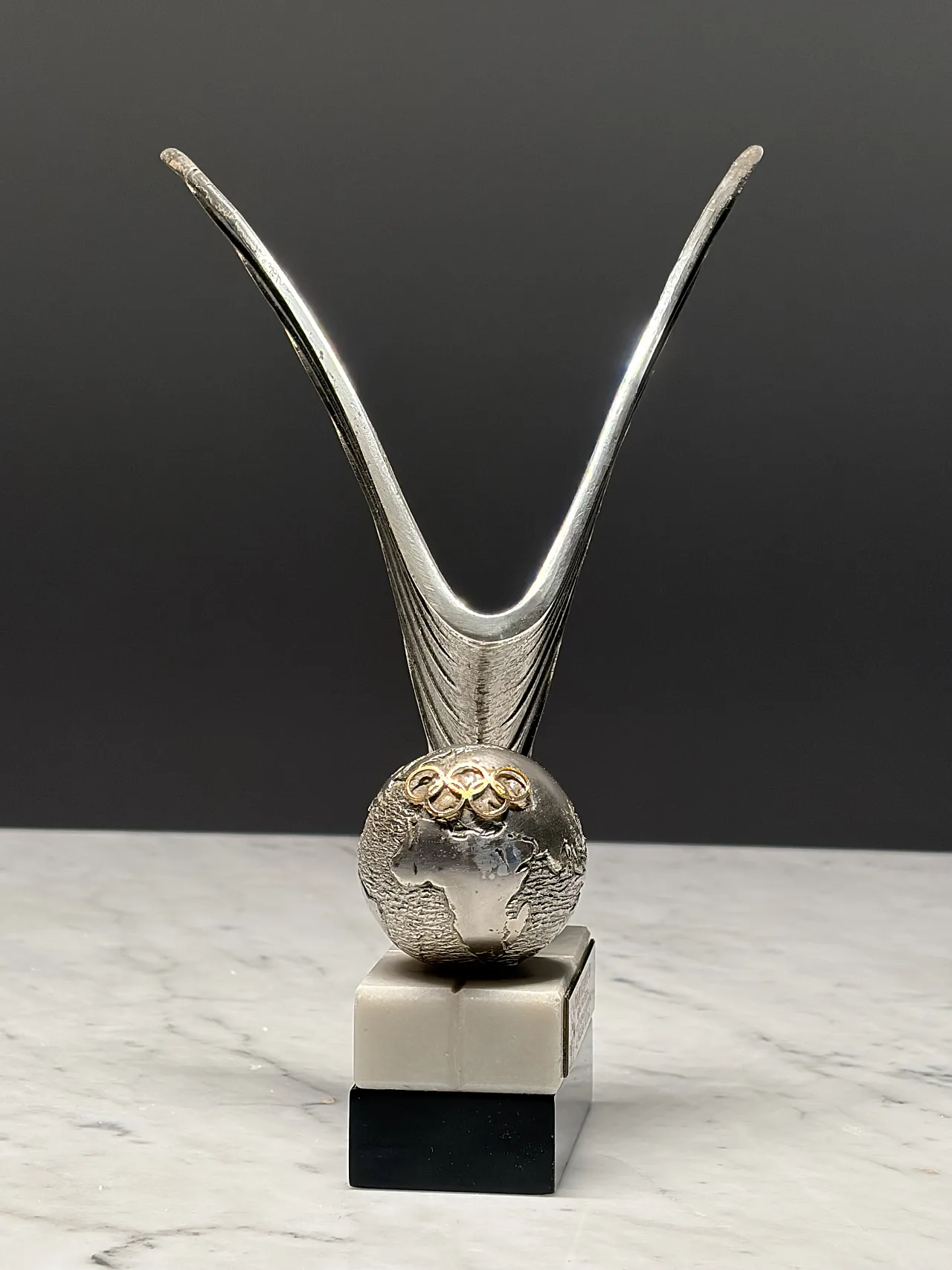 Olympic trophy awarded by President IOC Juan Antonio Samaranch, 80s 3