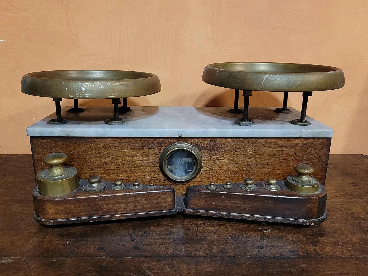 Bilancia a due piatti in legno, marmo e ottone, '800 2