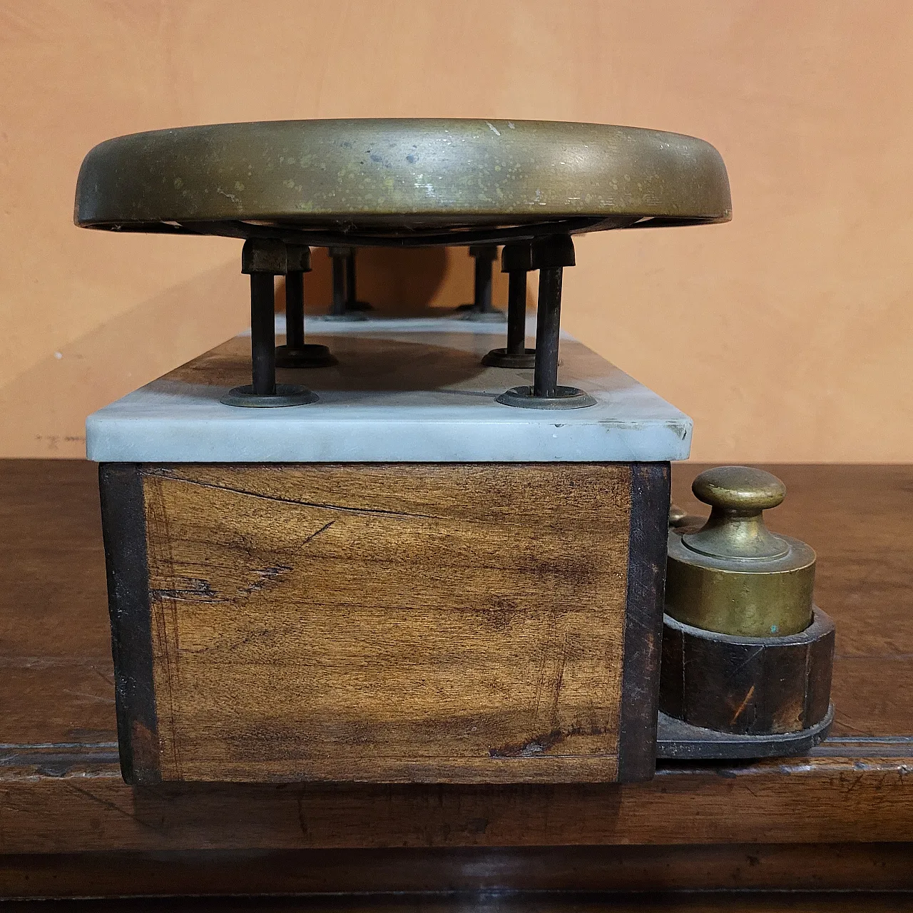 Bilancia a due piatti in legno, marmo e ottone, '800 3
