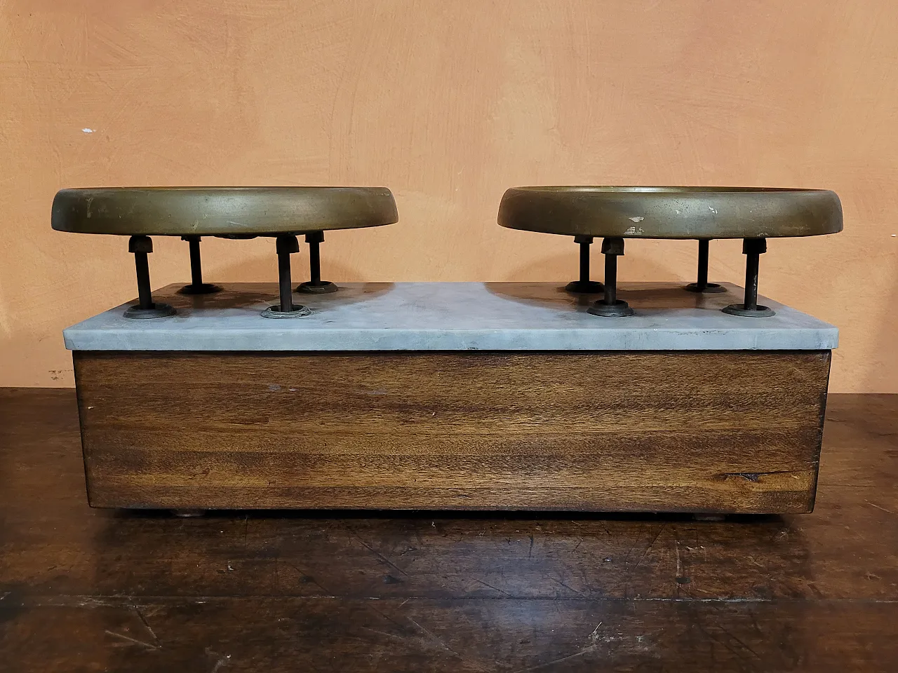 Bilancia a due piatti in legno, marmo e ottone, '800 4