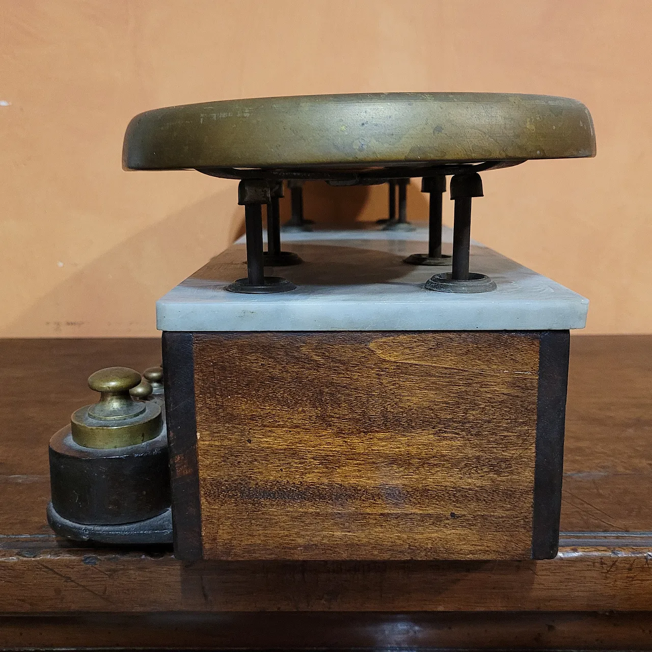 Bilancia a due piatti in legno, marmo e ottone, '800 5