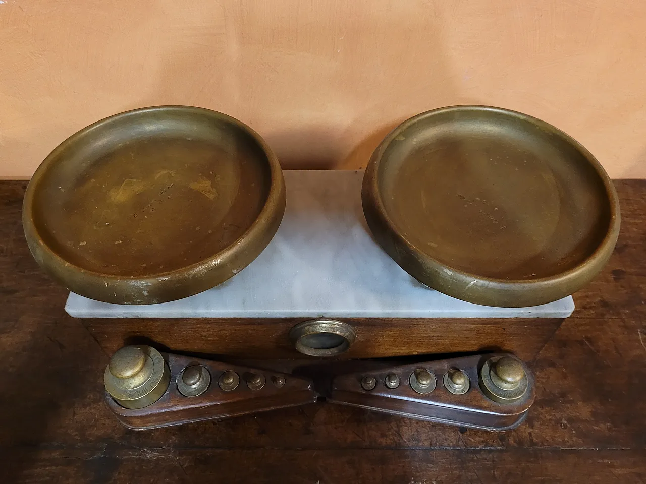 Bilancia a due piatti in legno, marmo e ottone, '800 6