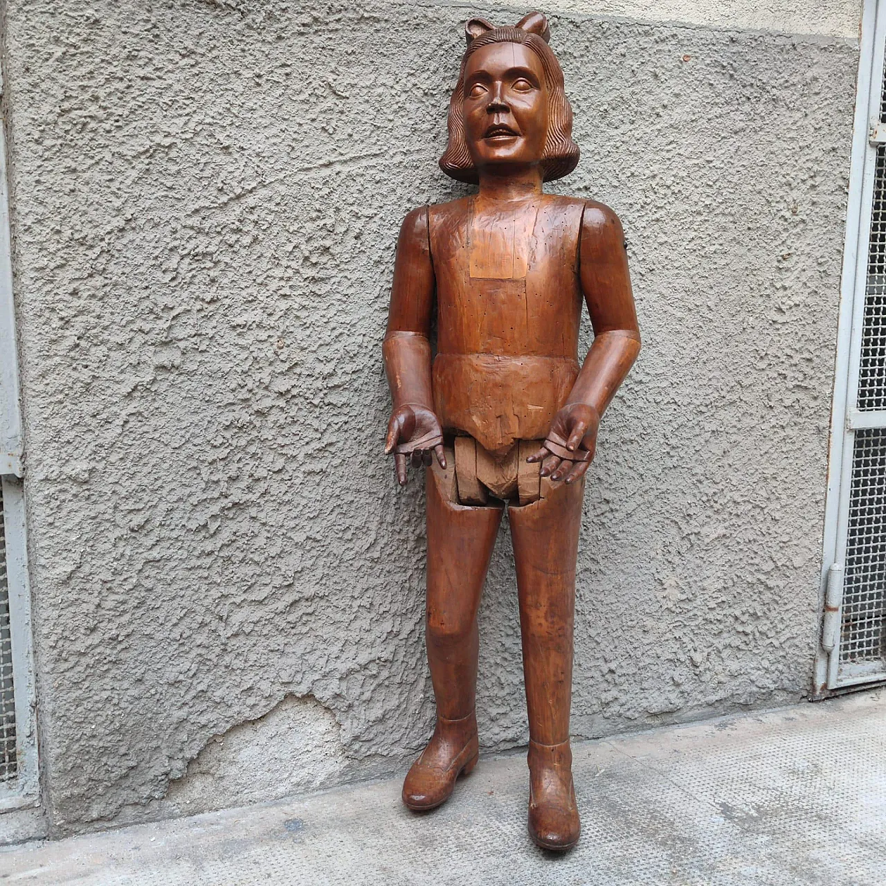 Wooden articulated theatrical mannequin, early 20th century 2