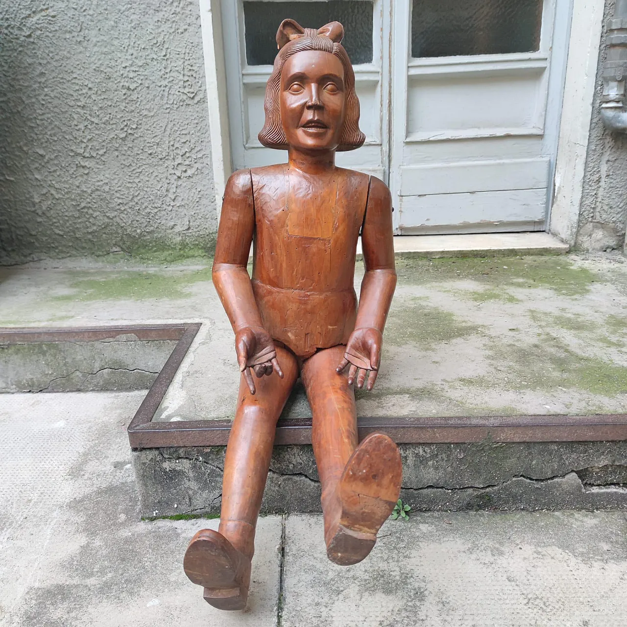 Wooden articulated theatrical mannequin, early 20th century 4