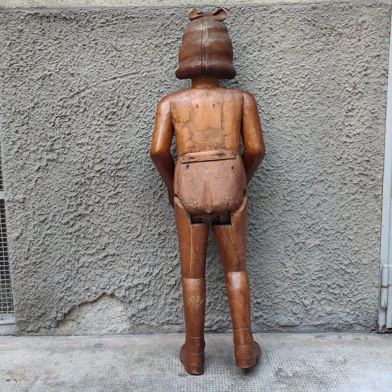 Wooden articulated theatrical mannequin, early 20th century 6