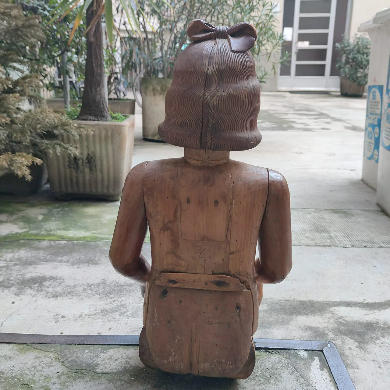 Wooden articulated theatrical mannequin, early 20th century 8