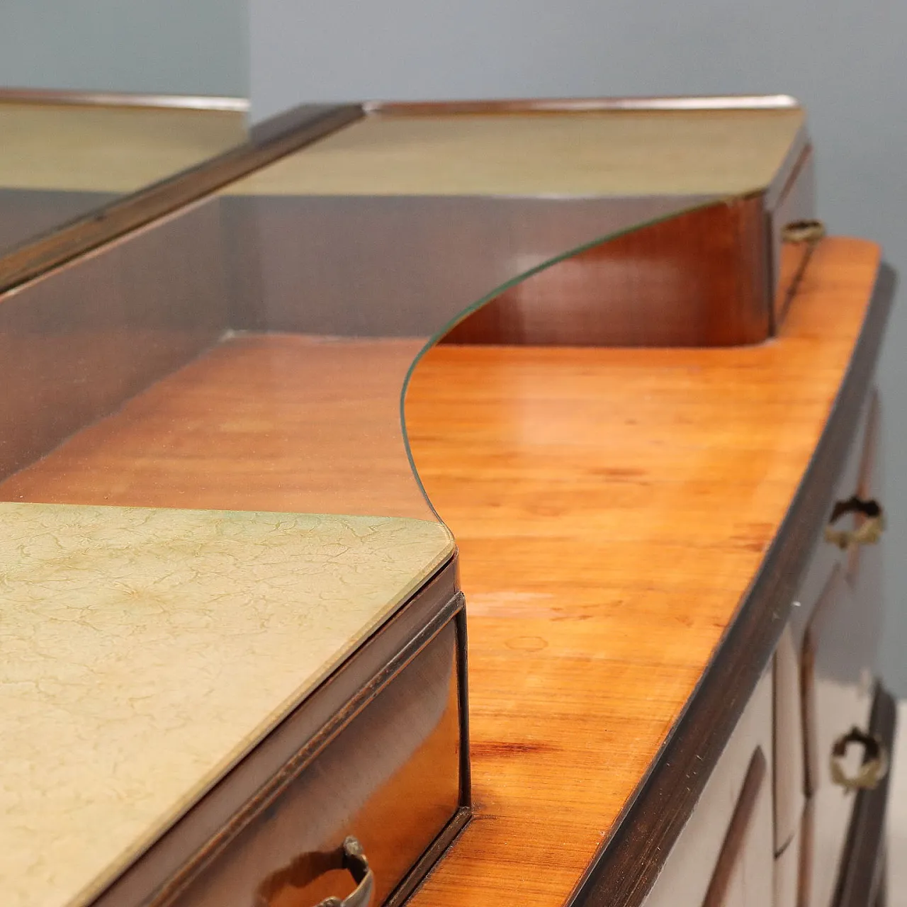 Mobile con impiallacciatura di legno esotico e piano in vetro, '900 4