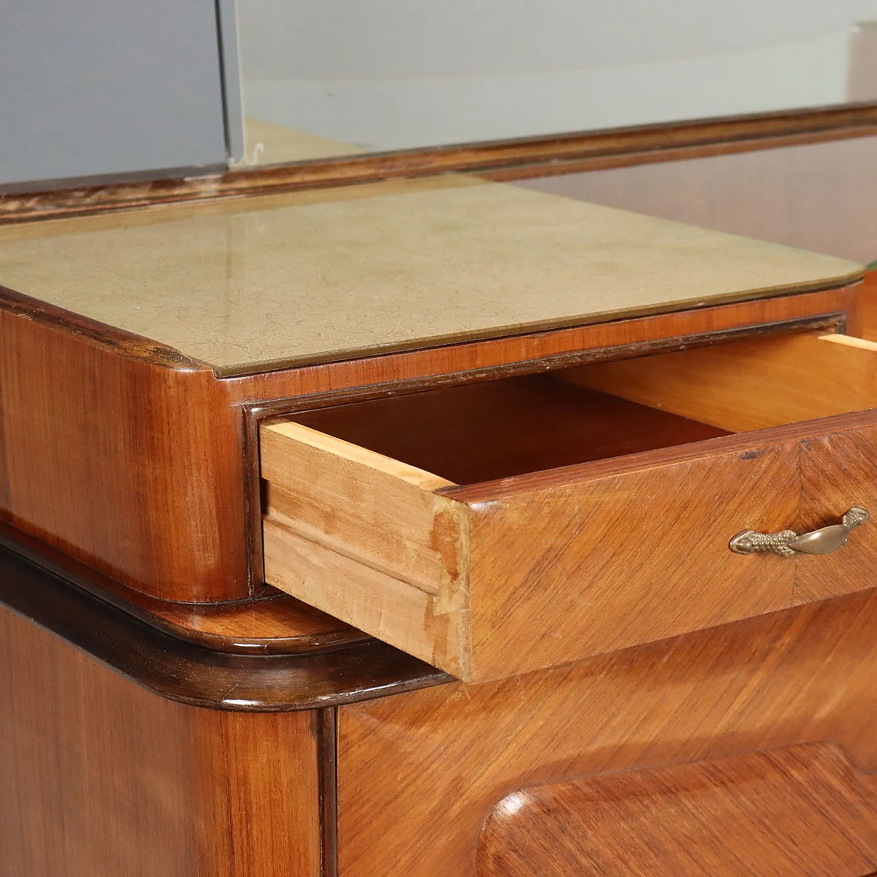 Mobile con impiallacciatura di legno esotico e piano in vetro, '900 7