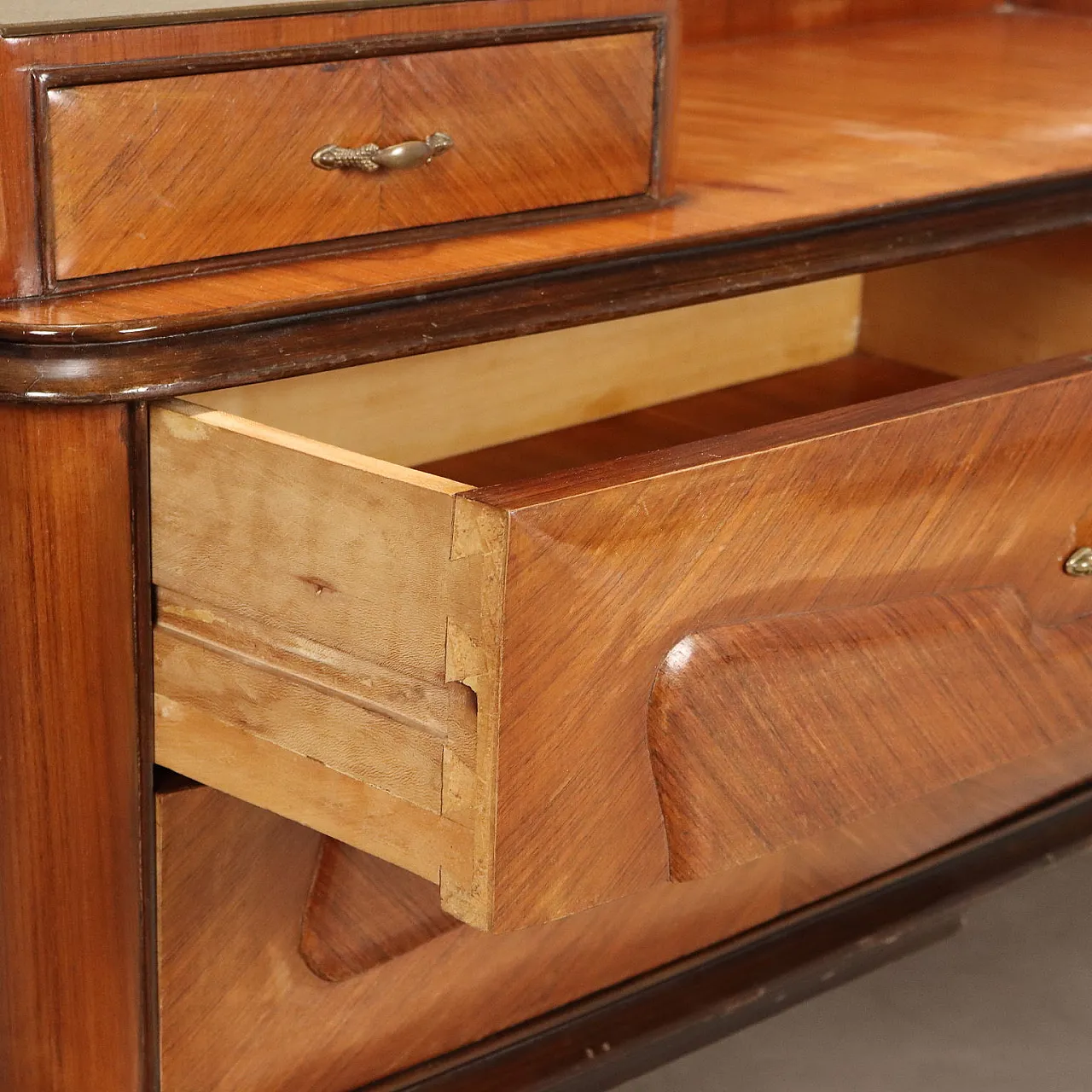 Mobile con impiallacciatura di legno esotico e piano in vetro, '900 8