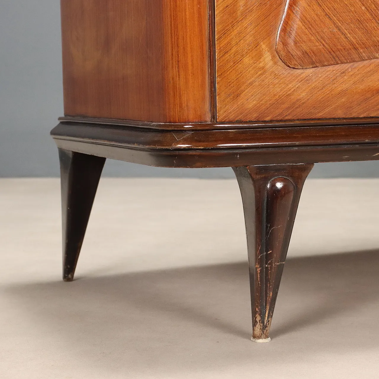 Mobile con impiallacciatura di legno esotico e piano in vetro, '900 10