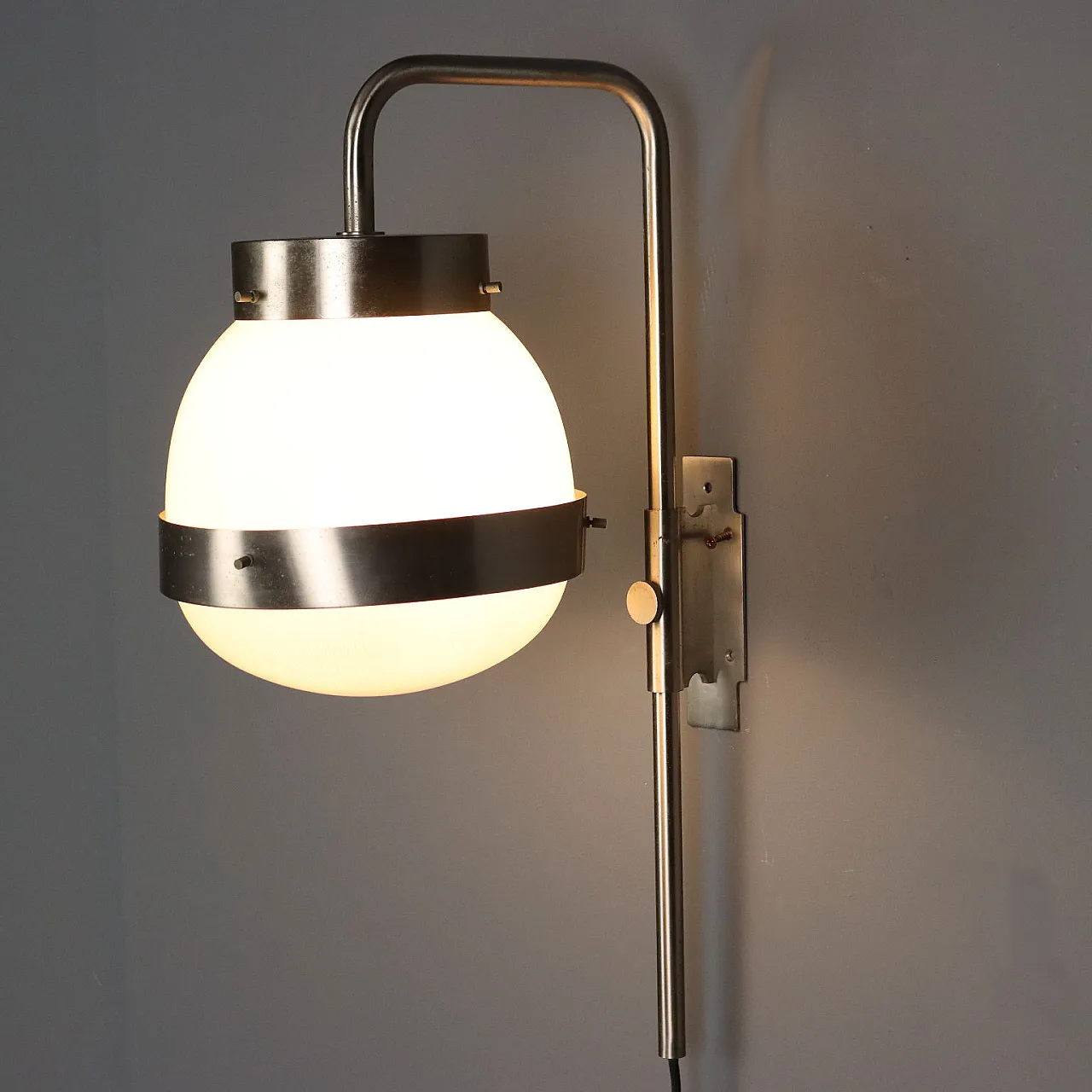 Applique regolabile in metallo spazzolato con diffusore in vetro, '900 1