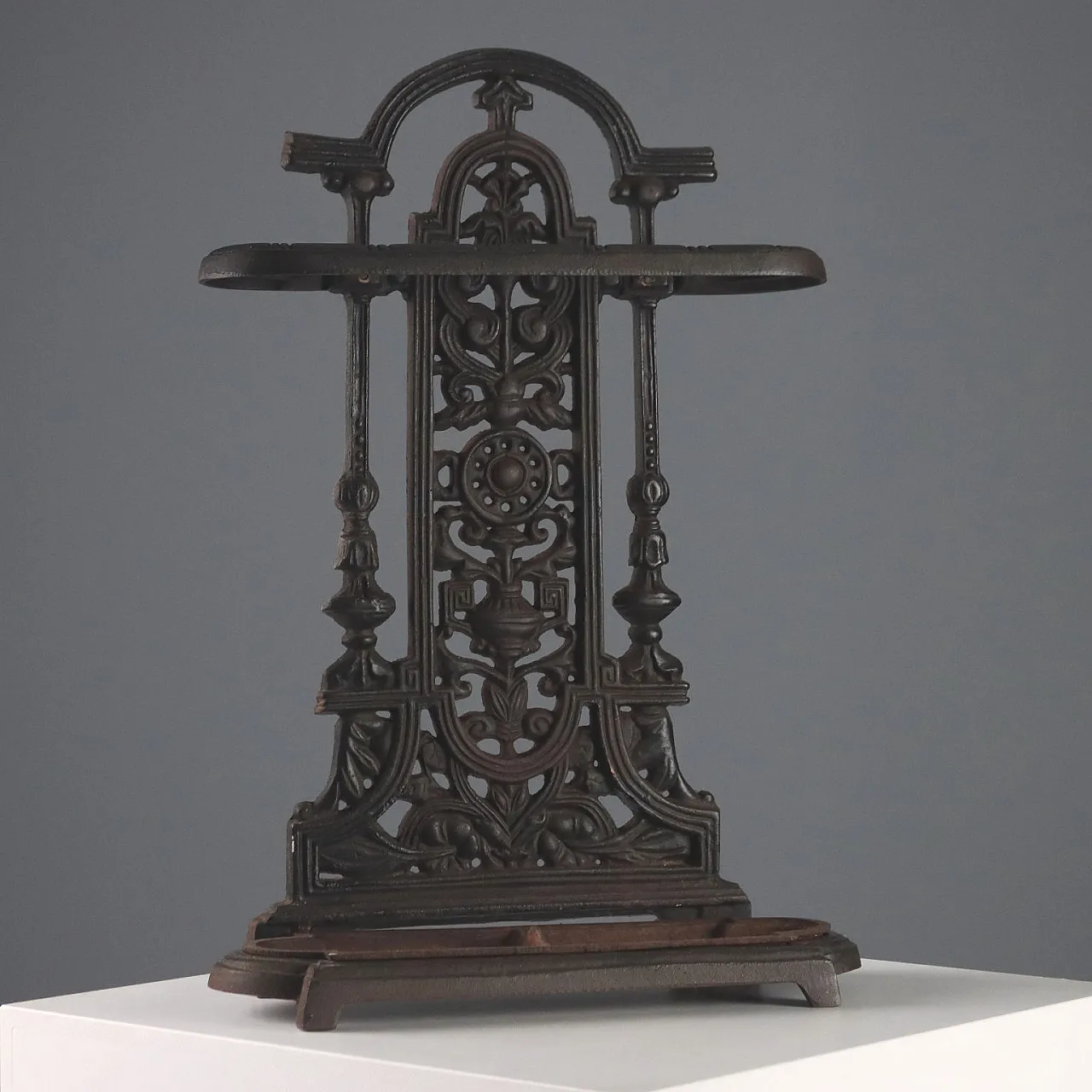 Cast iron umbrella stand, 20th century 1