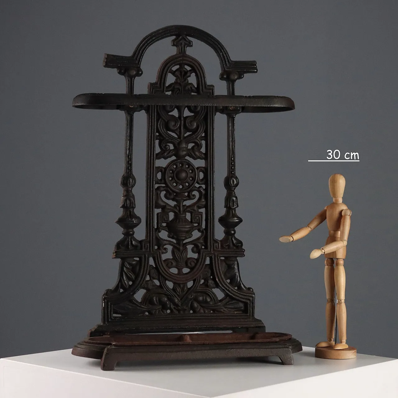Cast iron umbrella stand, 20th century 2