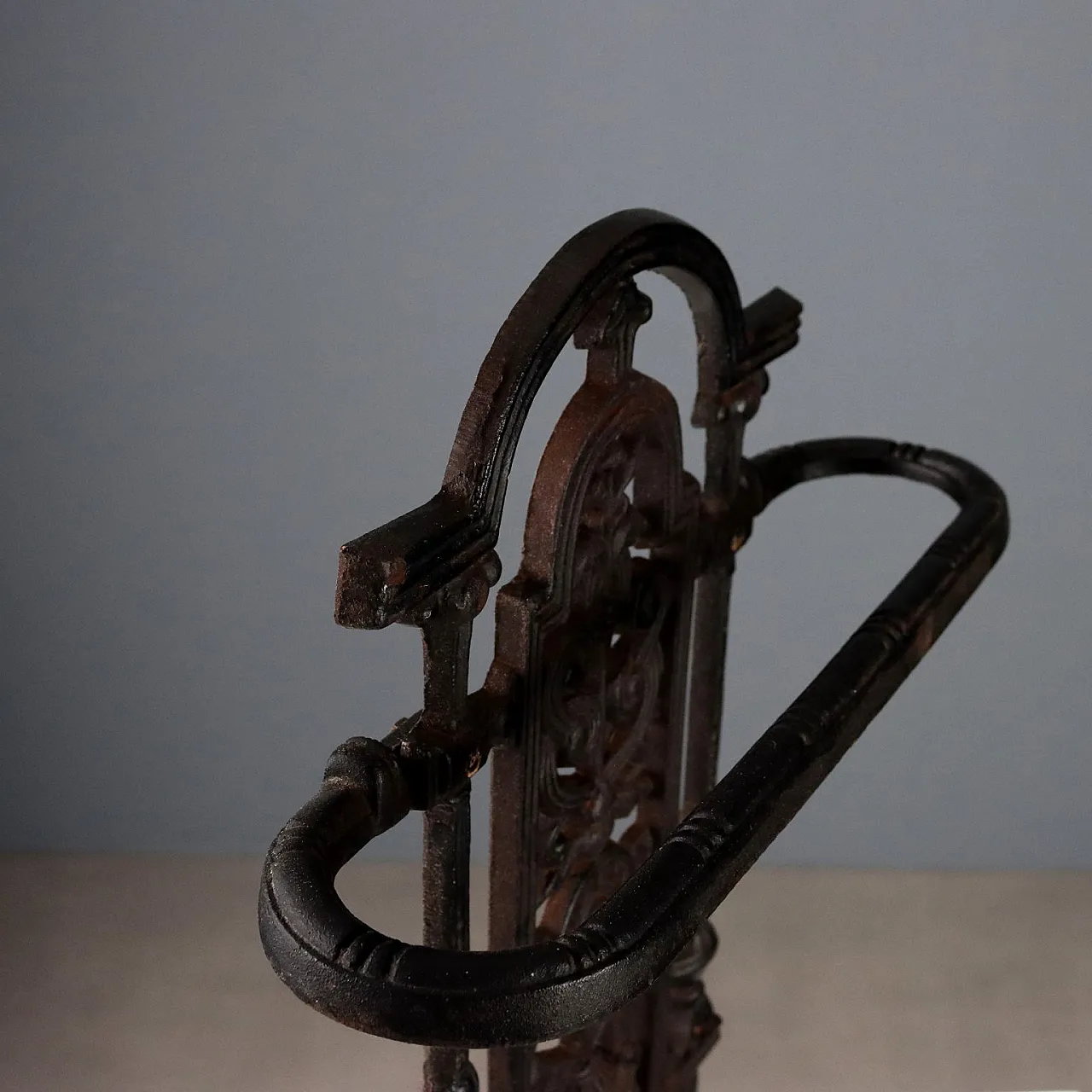 Cast iron umbrella stand, 20th century 3