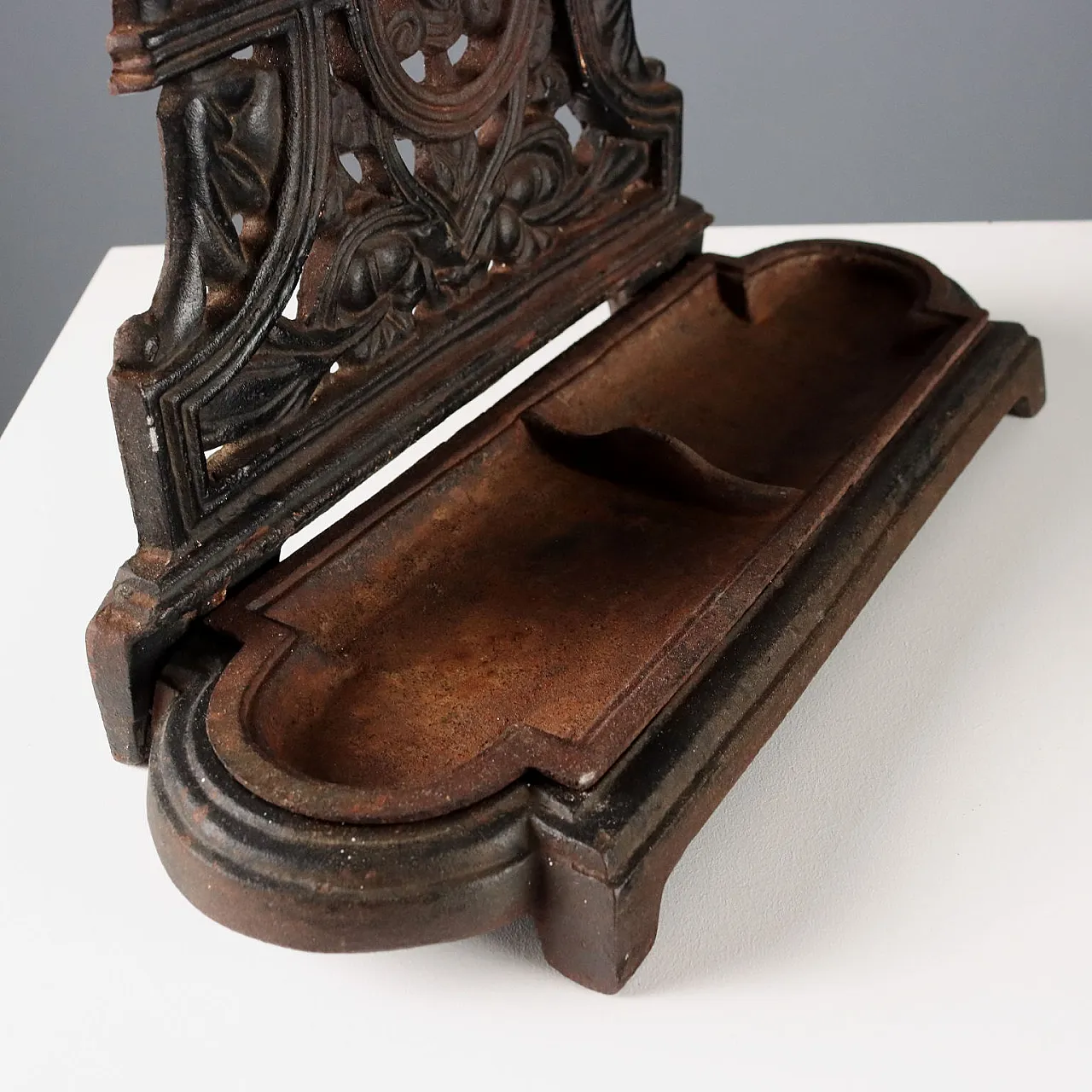 Cast iron umbrella stand, 20th century 4