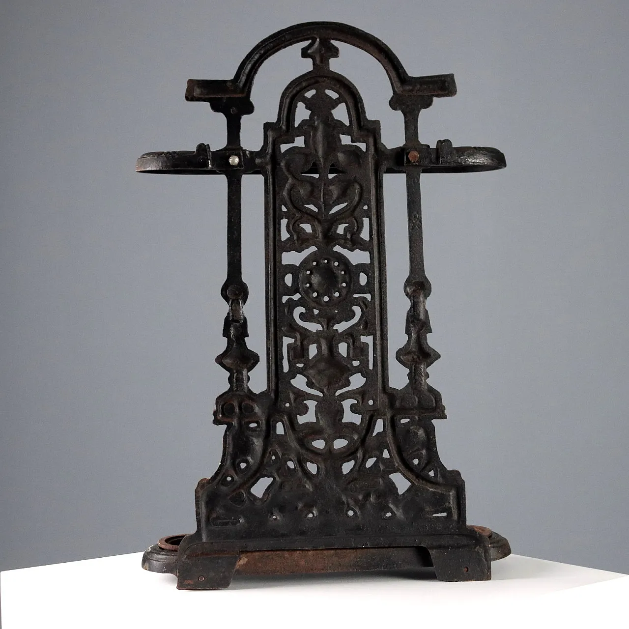 Cast iron umbrella stand, 20th century 6