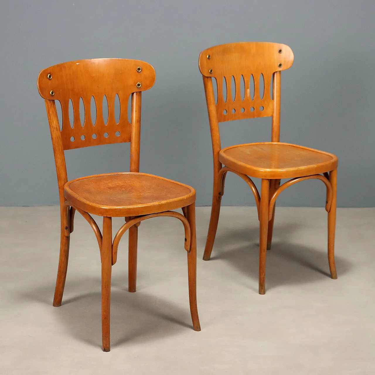 Coppia di sedie in faggio curvato con schienali traforati, '900 1