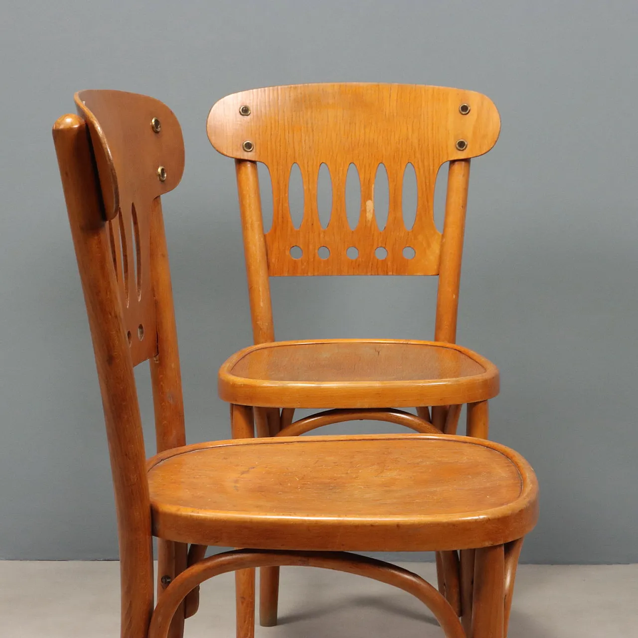 Coppia di sedie in faggio curvato con schienali traforati, '900 4