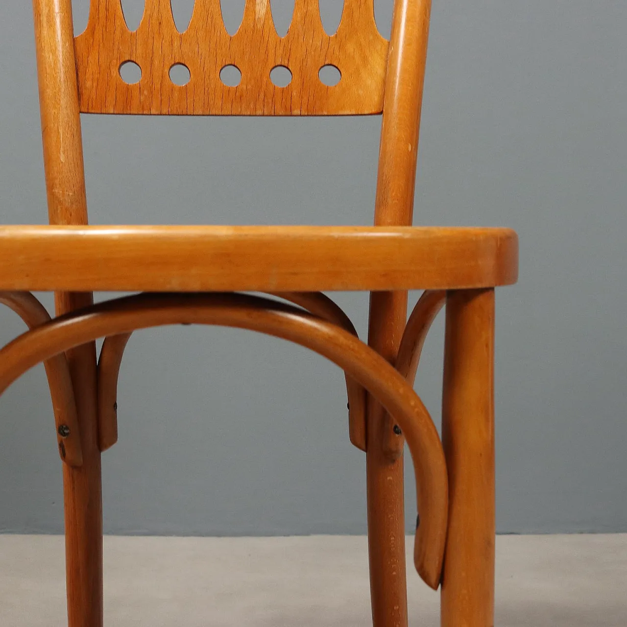 Coppia di sedie in faggio curvato con schienali traforati, '900 6