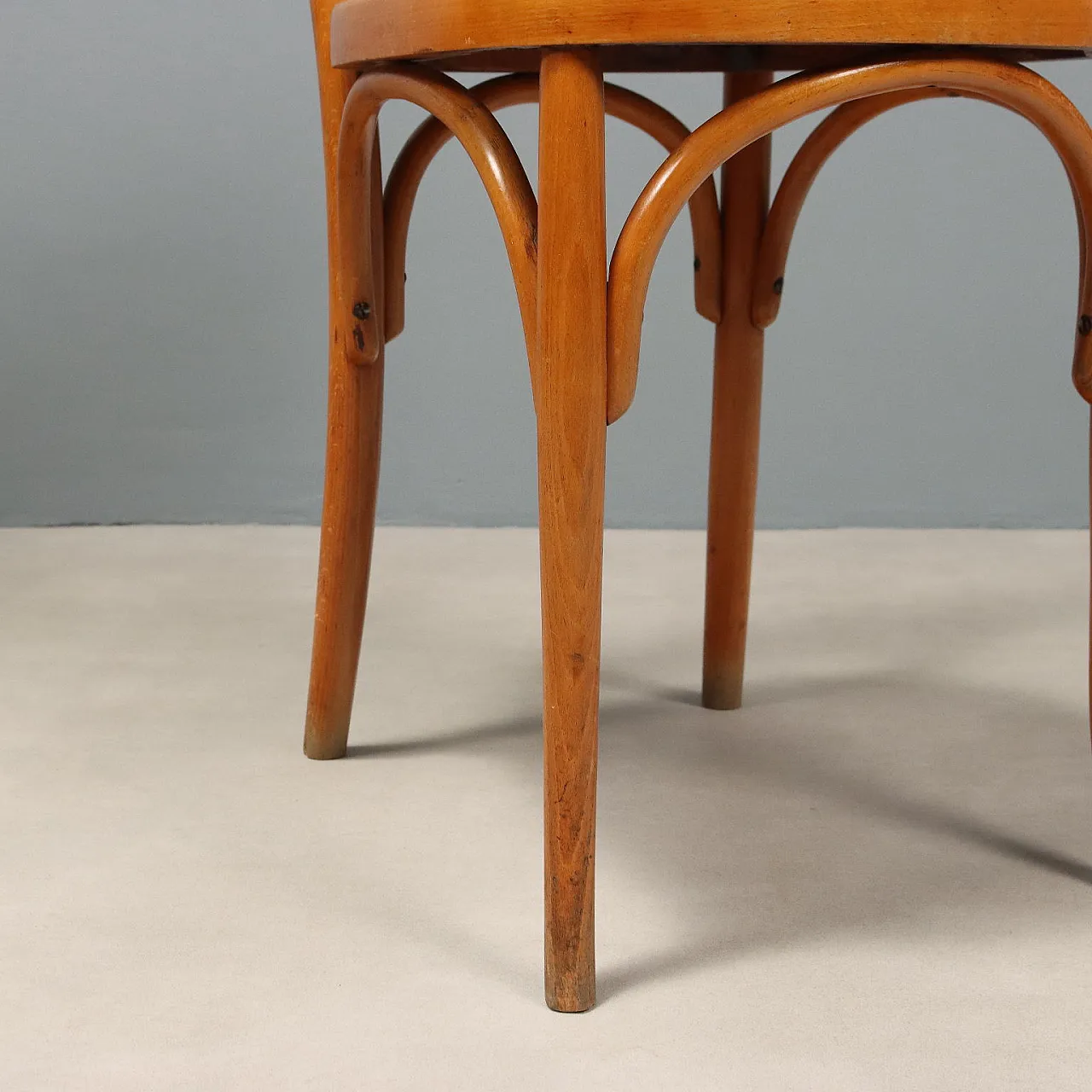 Coppia di sedie in faggio curvato con schienali traforati, '900 7