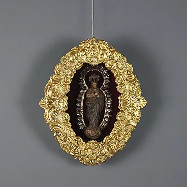 Madonna in ceramica dipinta con custodia in lamiera sbalzata, '800