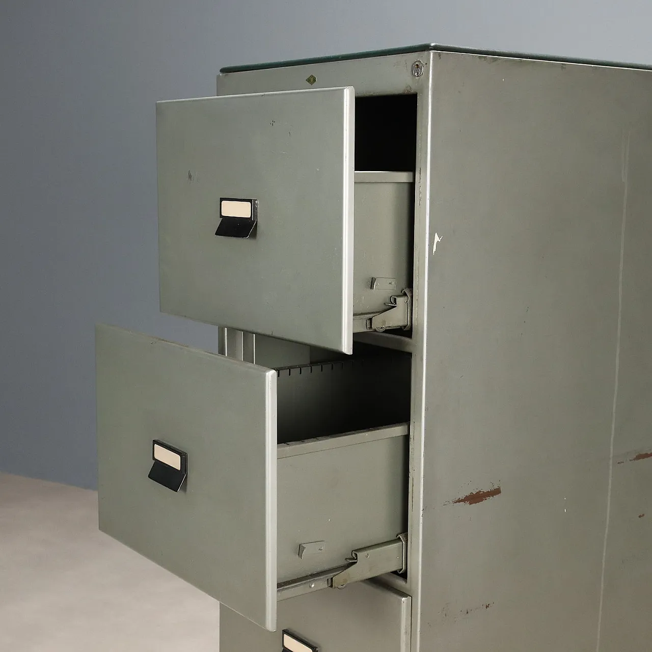 Gray metal filing cabinet with four drawers, late 20th century 4