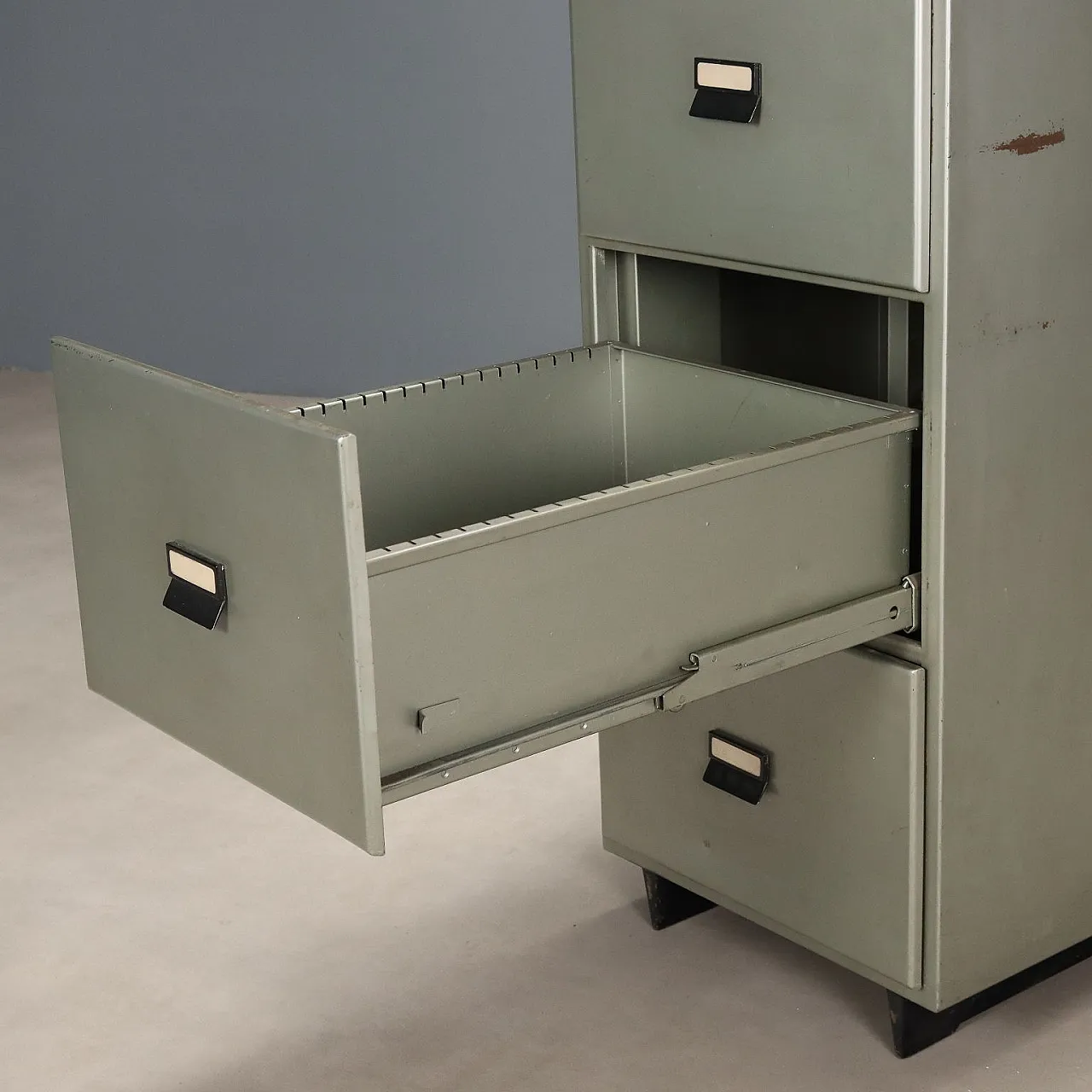 Gray metal filing cabinet with four drawers, late 20th century 5