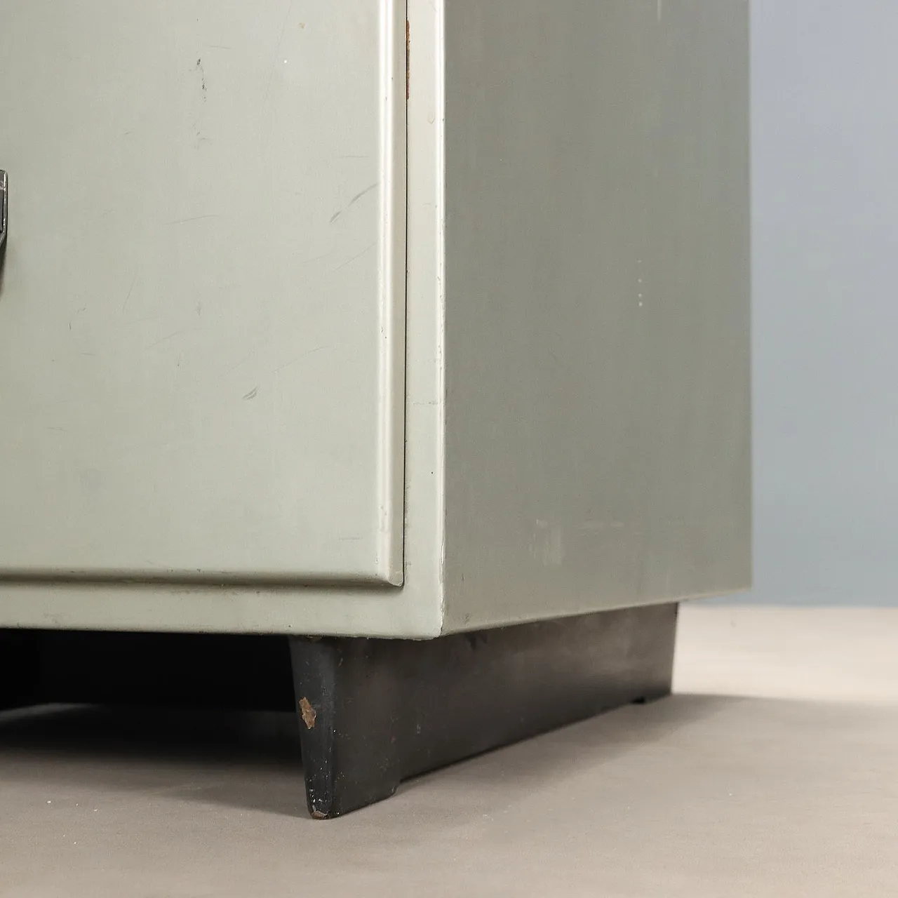 Gray metal filing cabinet with four drawers, late 20th century 8