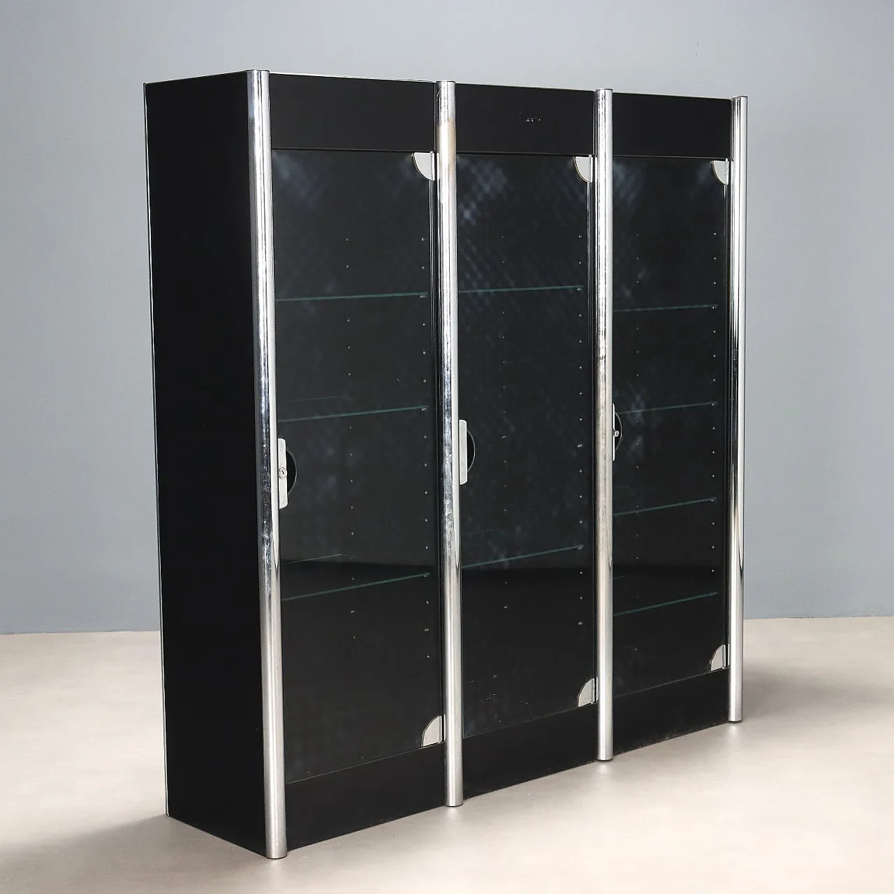 Credenza in legno laccato, metallo cromato e vetro fumé, '900 1