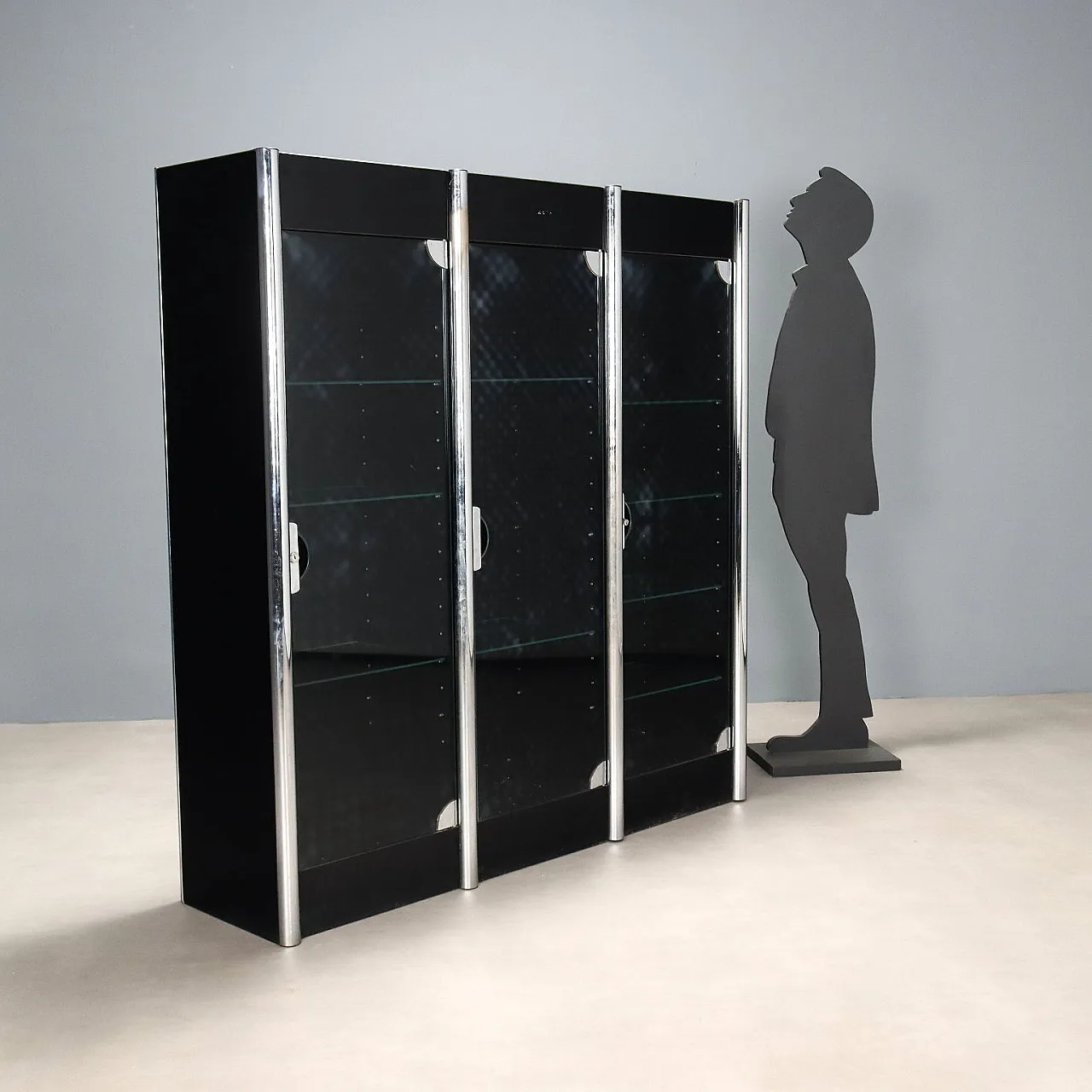 Credenza in legno laccato, metallo cromato e vetro fumé, '900 2