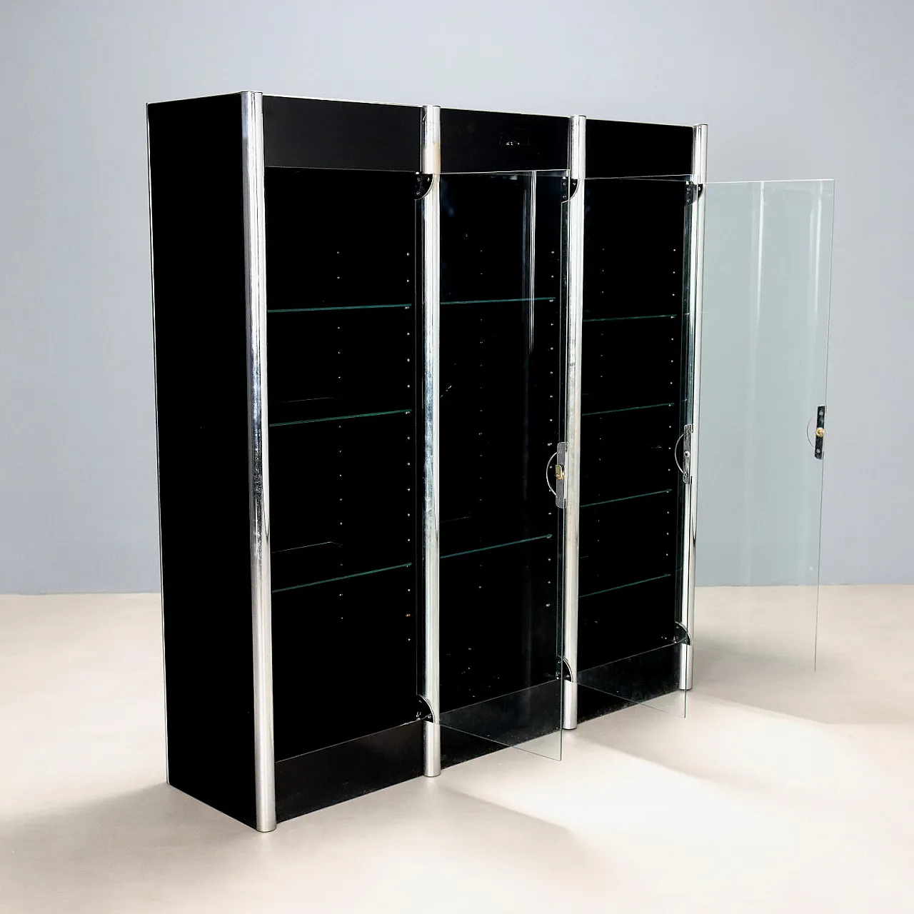 Credenza in legno laccato, metallo cromato e vetro fumé, '900 3