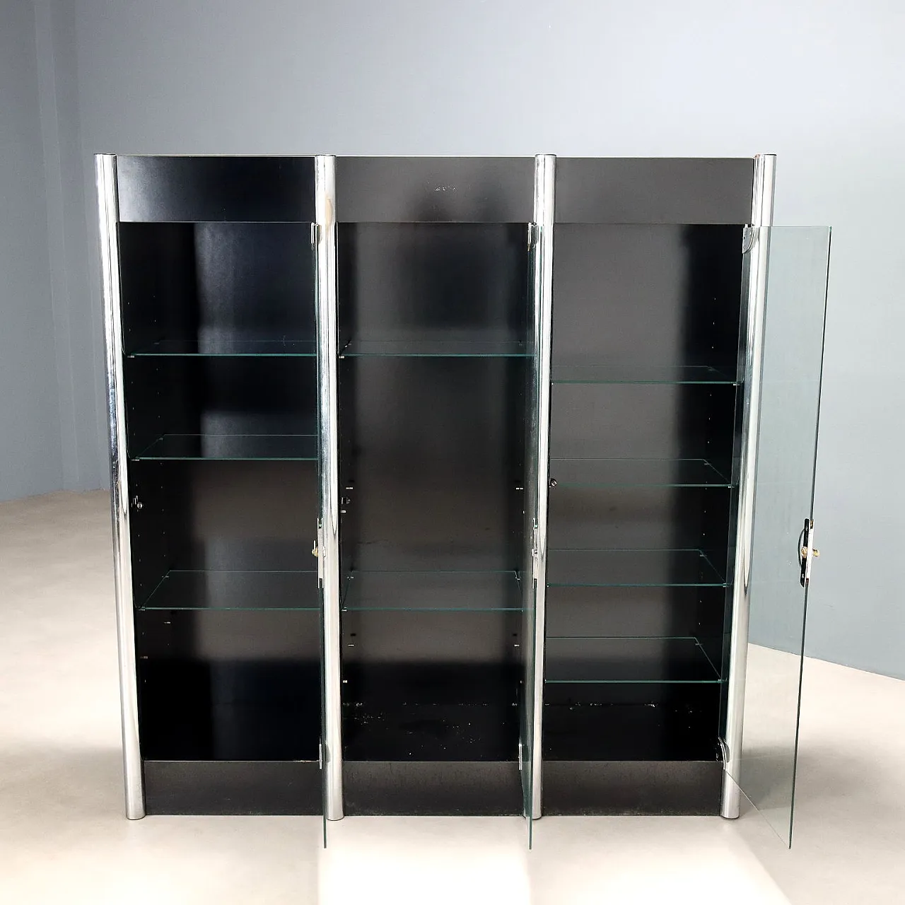 Credenza in legno laccato, metallo cromato e vetro fumé, '900 4