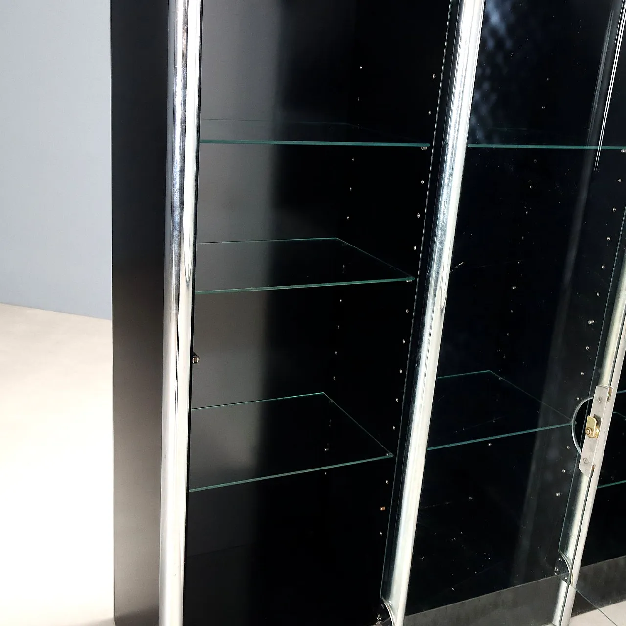 Credenza in legno laccato, metallo cromato e vetro fumé, '900 5