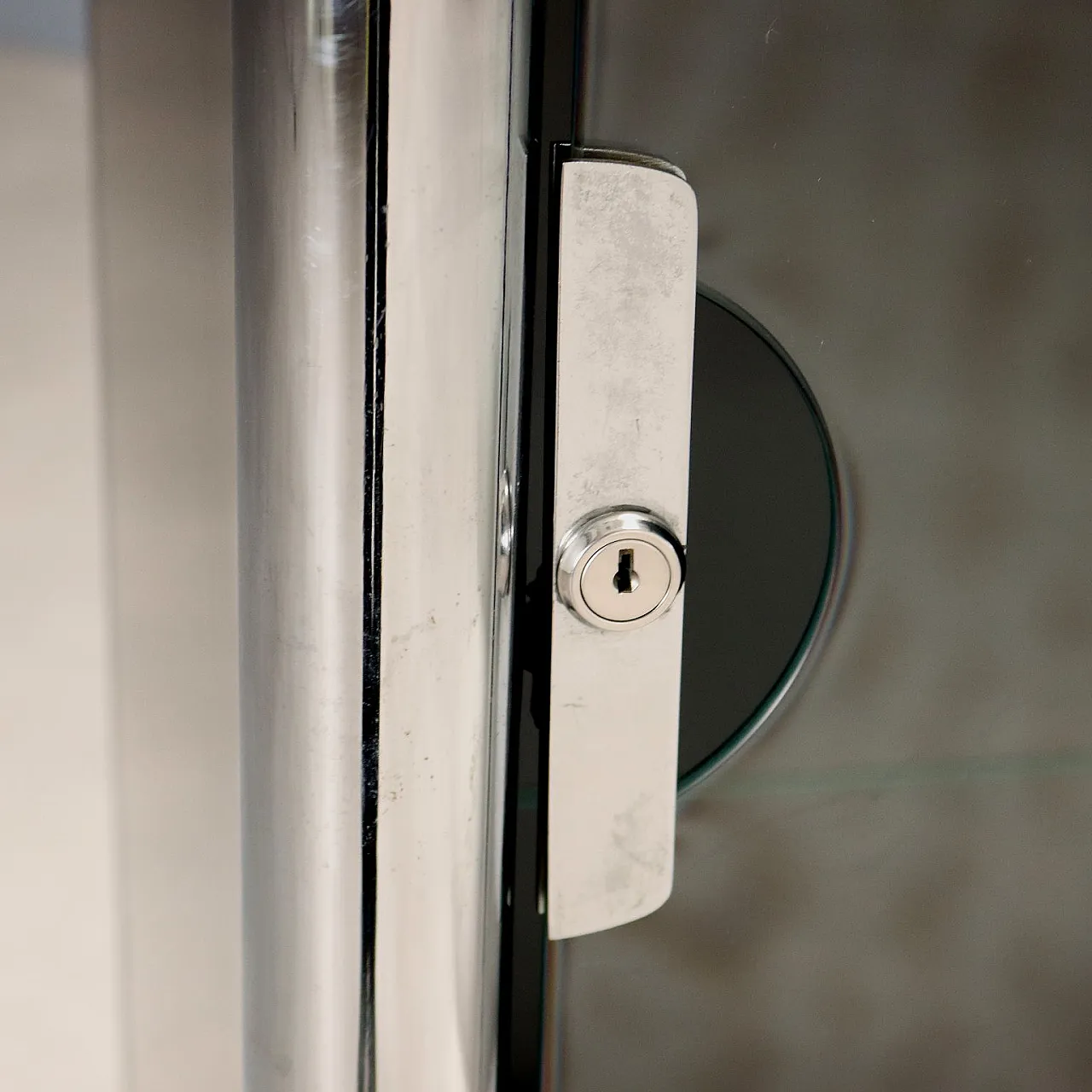 Credenza in legno laccato, metallo cromato e vetro fumé, '900 8