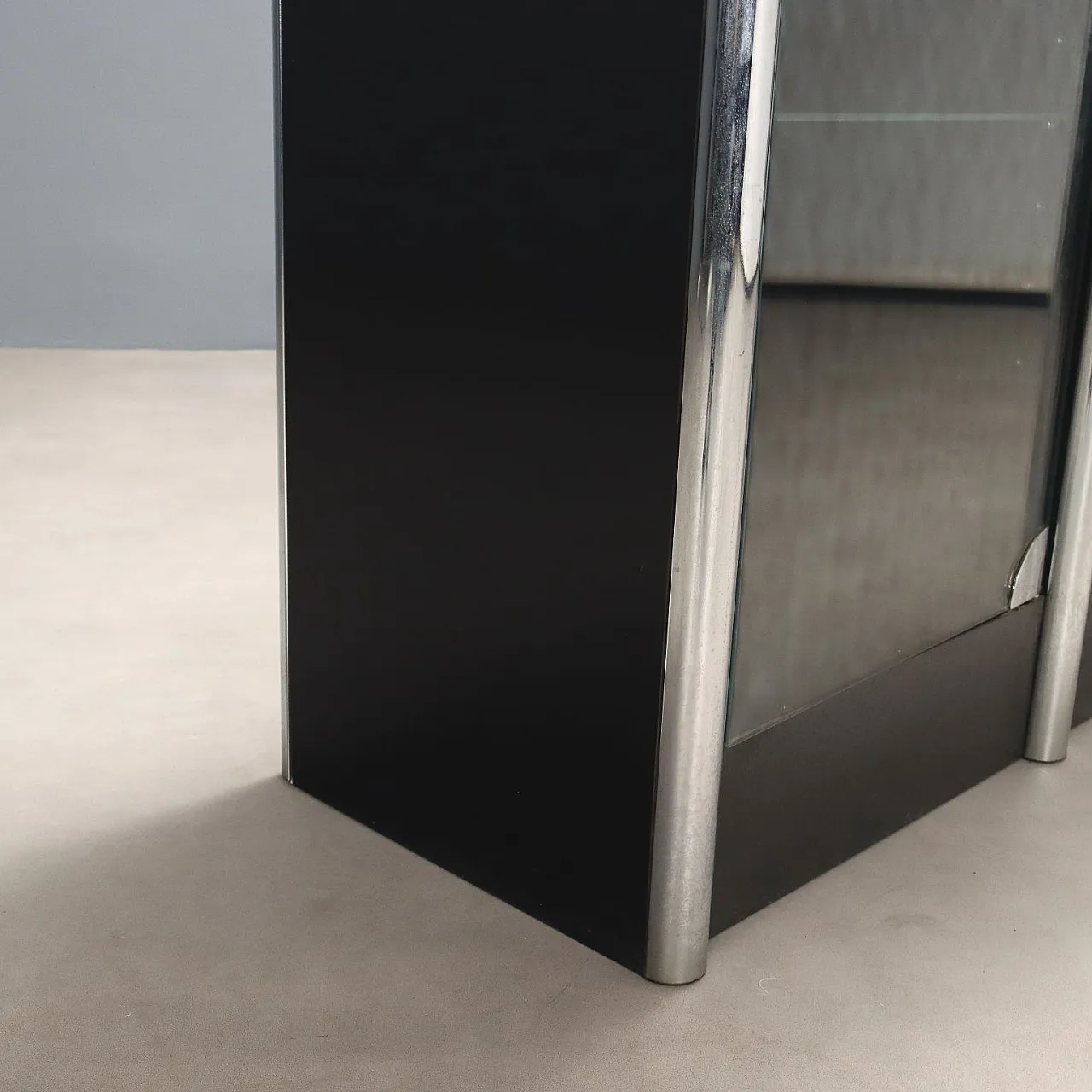 Credenza in legno laccato, metallo cromato e vetro fumé, '900 9