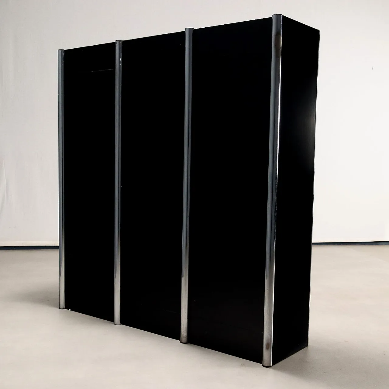 Credenza in legno laccato, metallo cromato e vetro fumé, '900 10