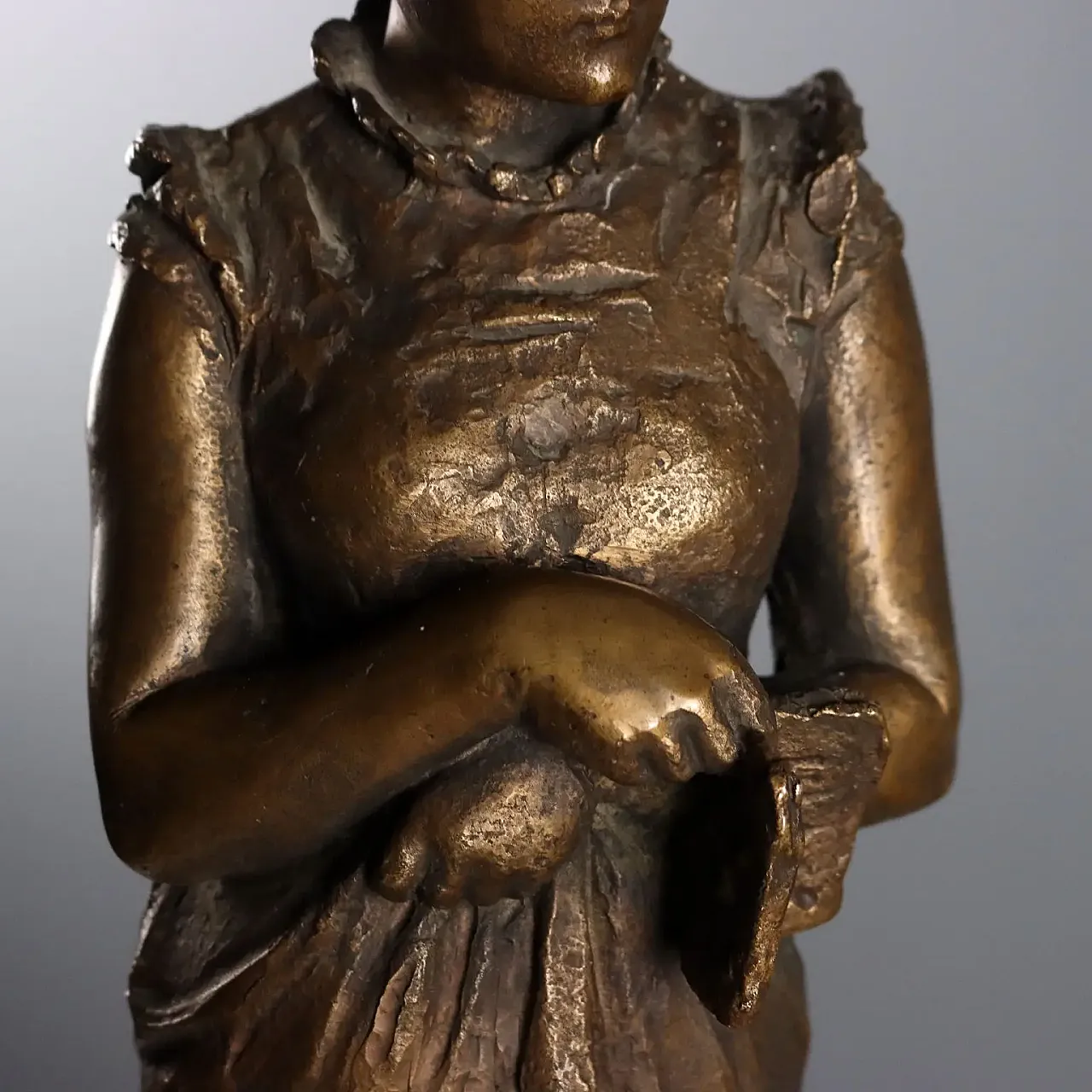 Bronze sculpture depicting a woman with a book, 20th century 4