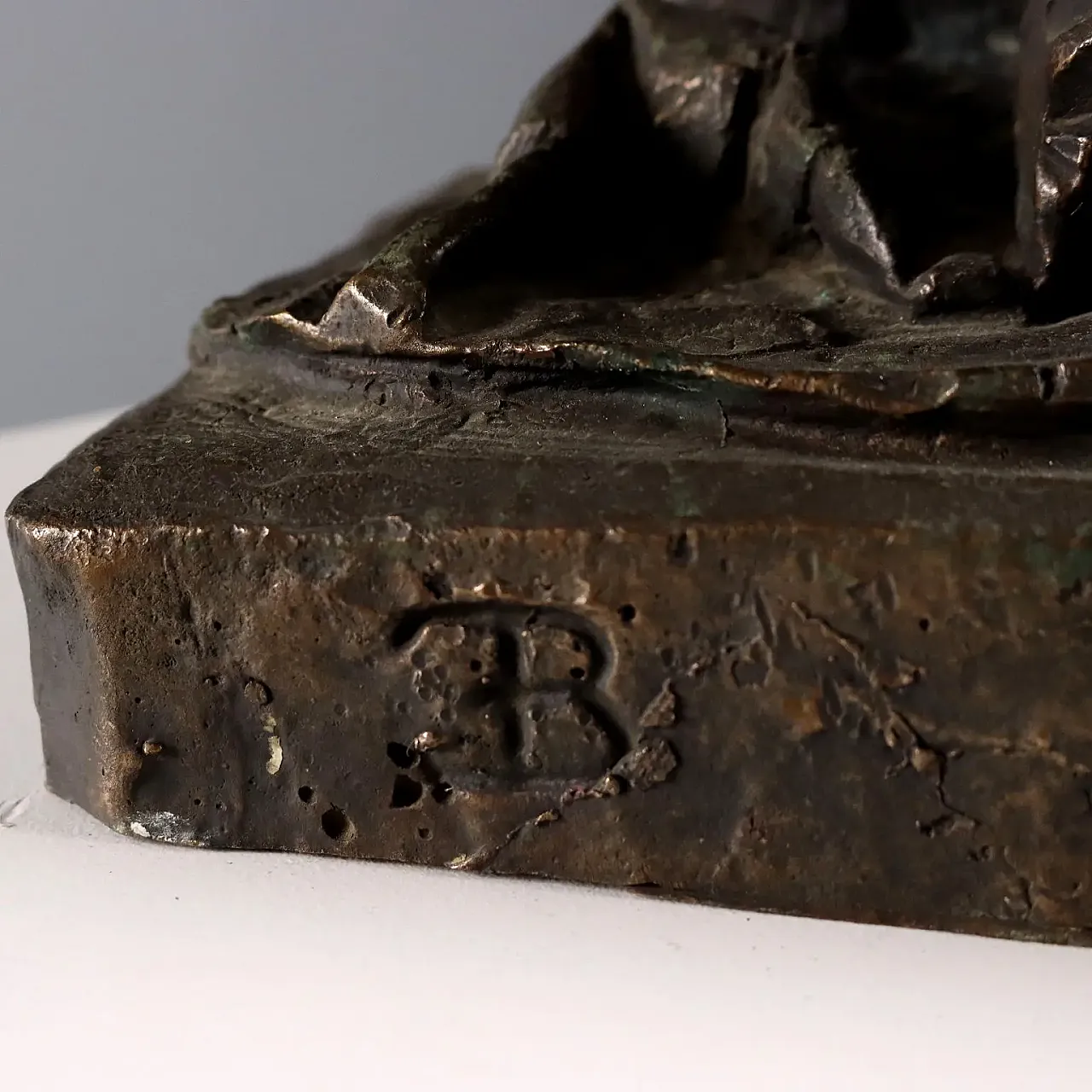 Bronze sculpture depicting a woman with a book, 20th century 5