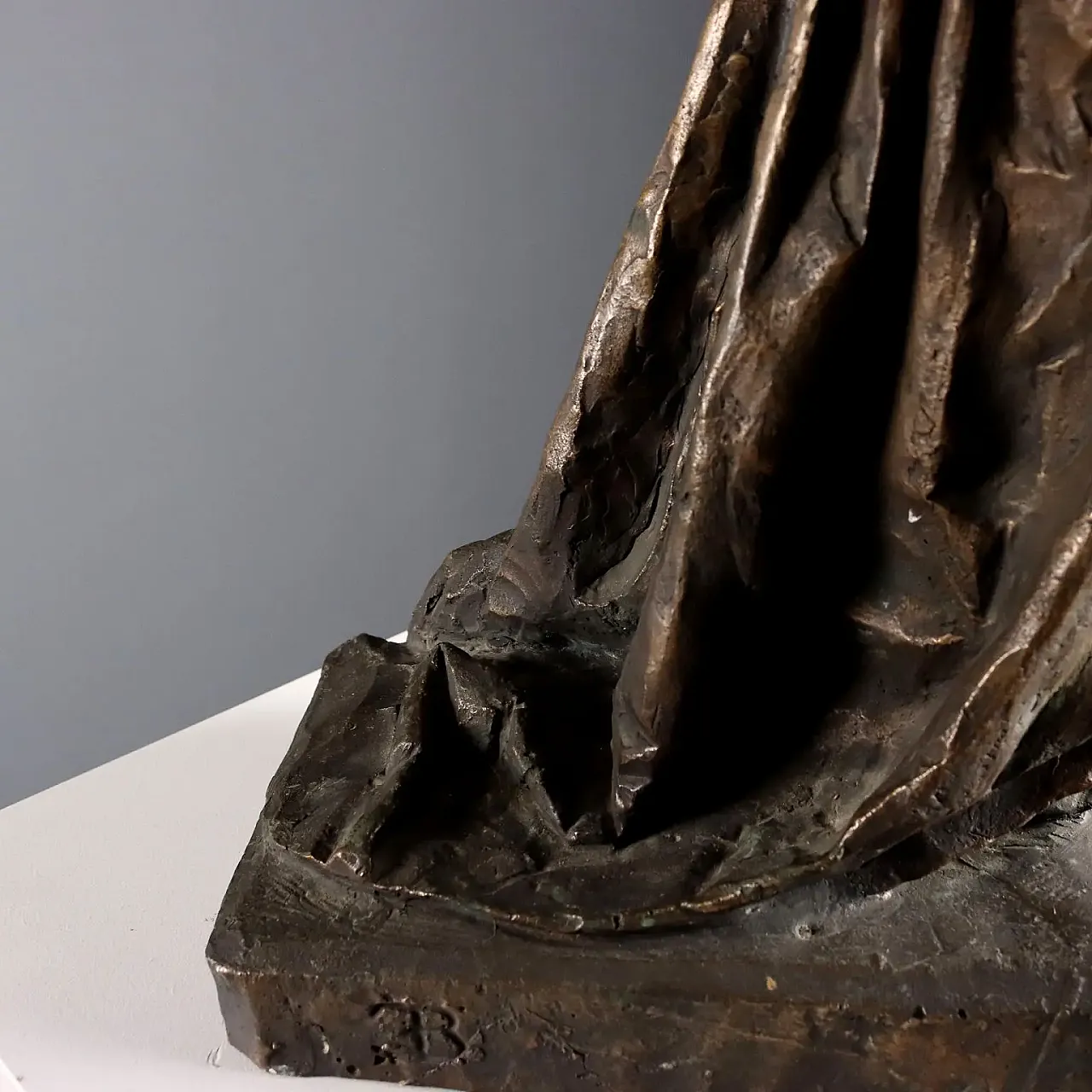 Bronze sculpture depicting a woman with a book, 20th century 6