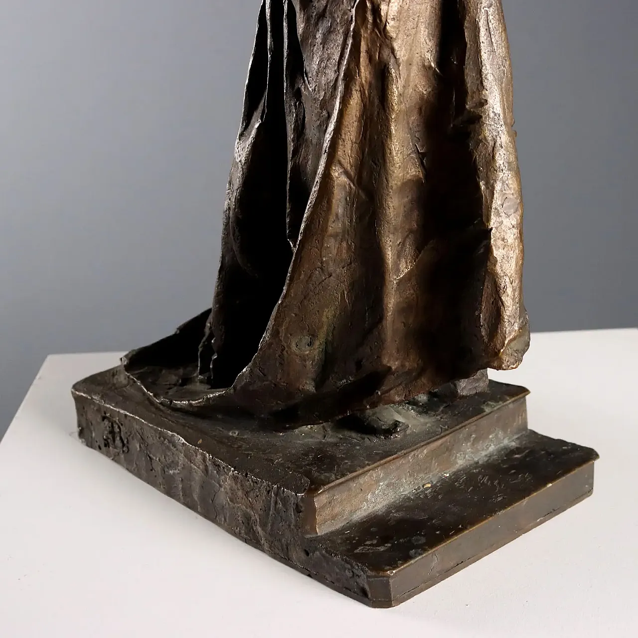 Bronze sculpture depicting a woman with a book, 20th century 7