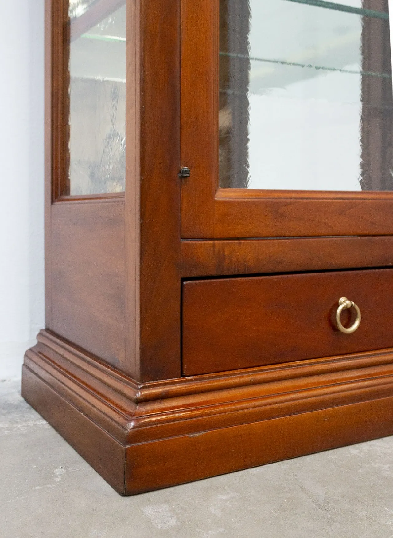 Walnut wood display case, 2000s 8